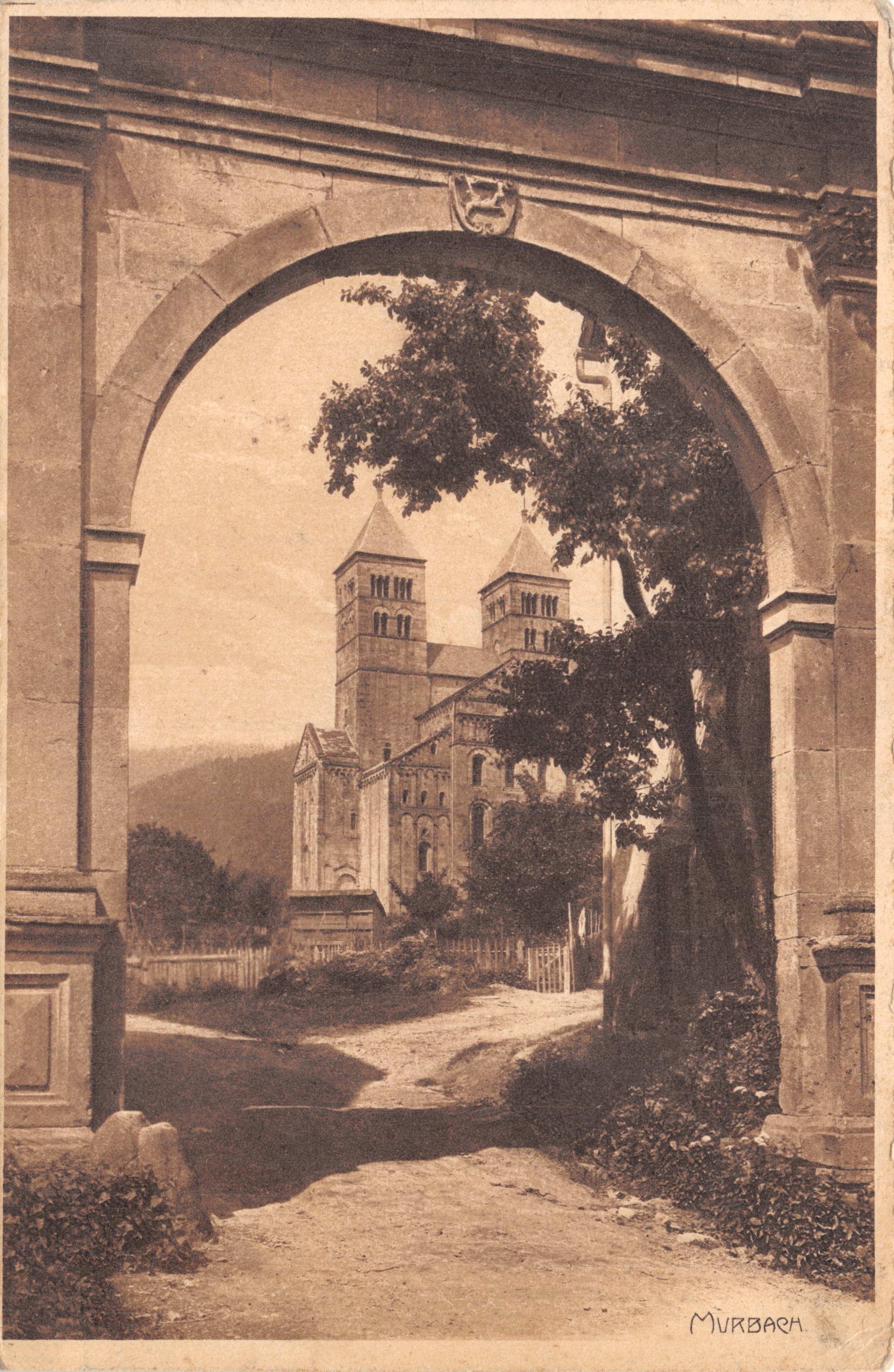 Vue de l'abbaye de Murbach — vue prise à travers un portail — éditeur Murbach