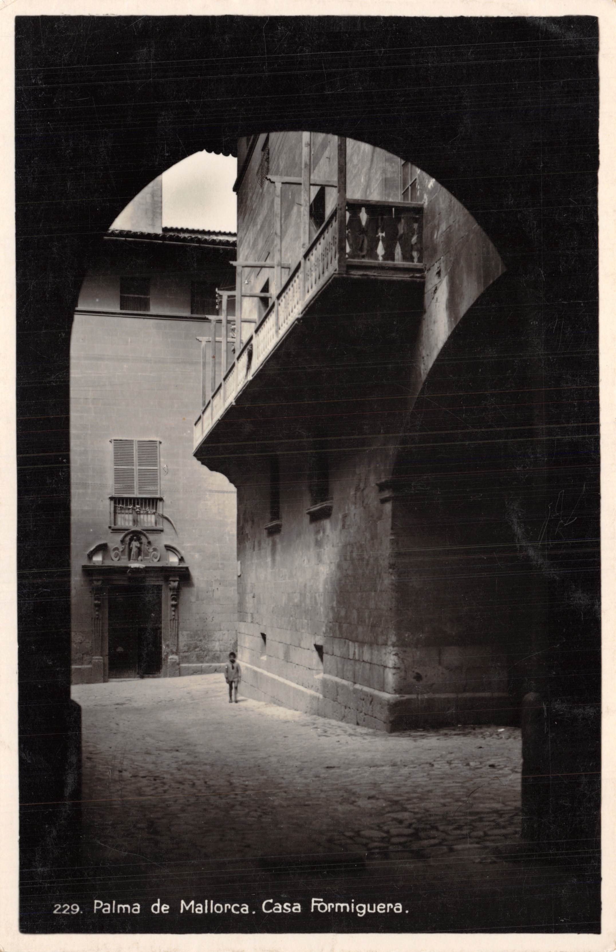 Palma de Mallorca. Casa Formiguera — vista a través de un arco con balcón y niño — editor no visible, n.º 229