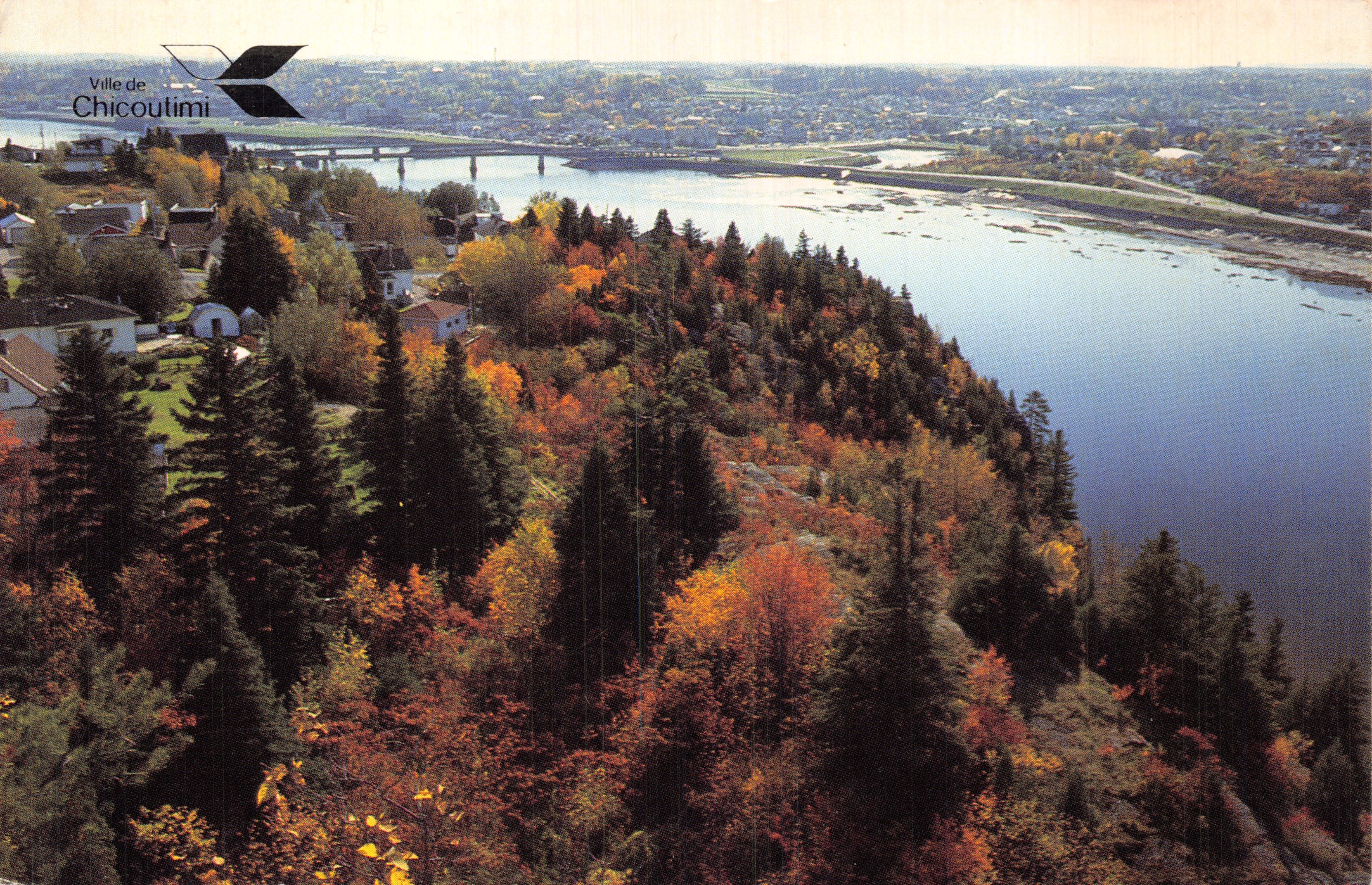 Chicoutimi — vue aérienne d'automne sur la rivière Saguenay — Ville de Chicoutimi