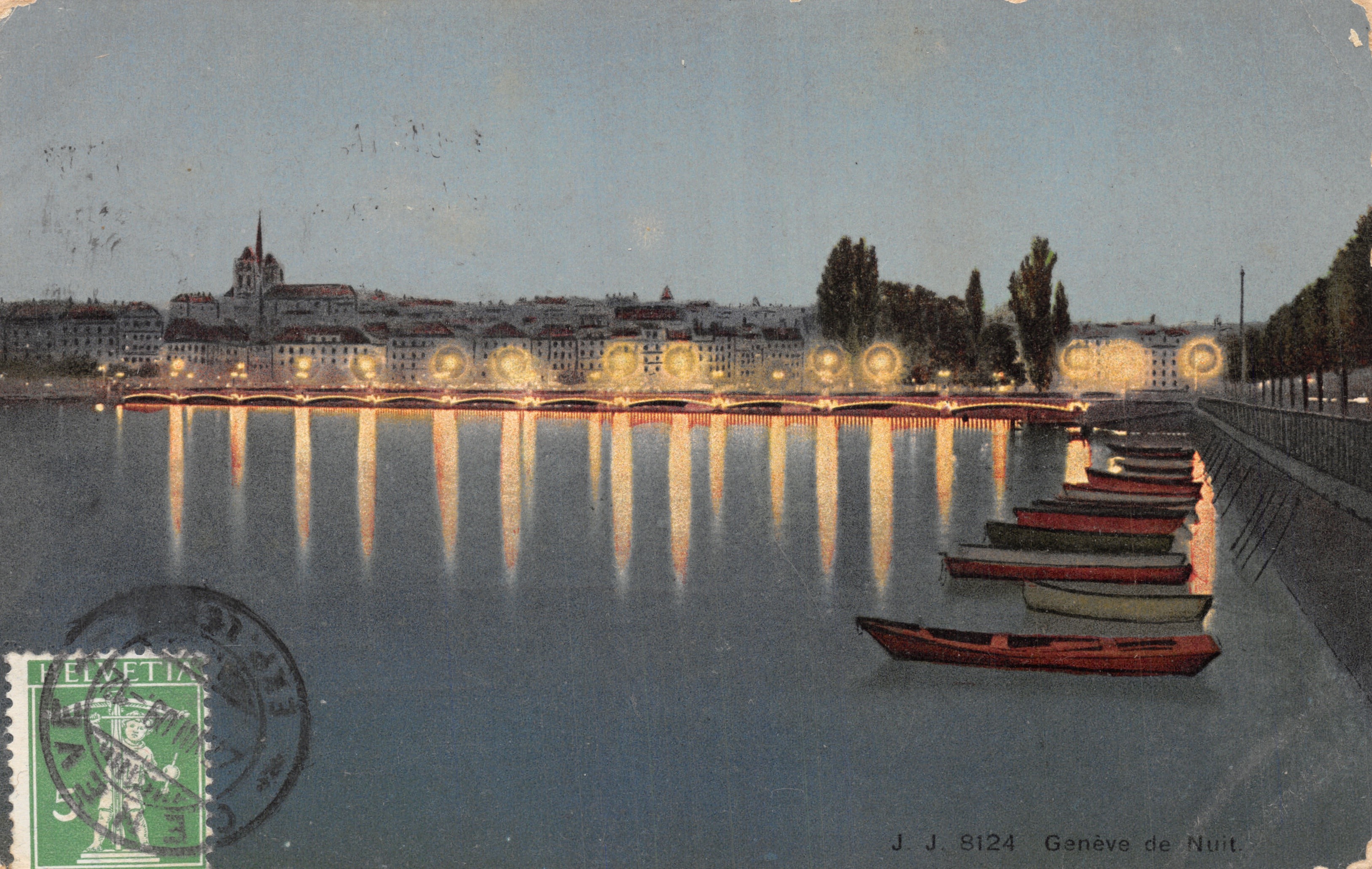 Ginebra de noche — vista del lago con reflejos de un puente iluminado y barcos amarrados — J. J. 8124