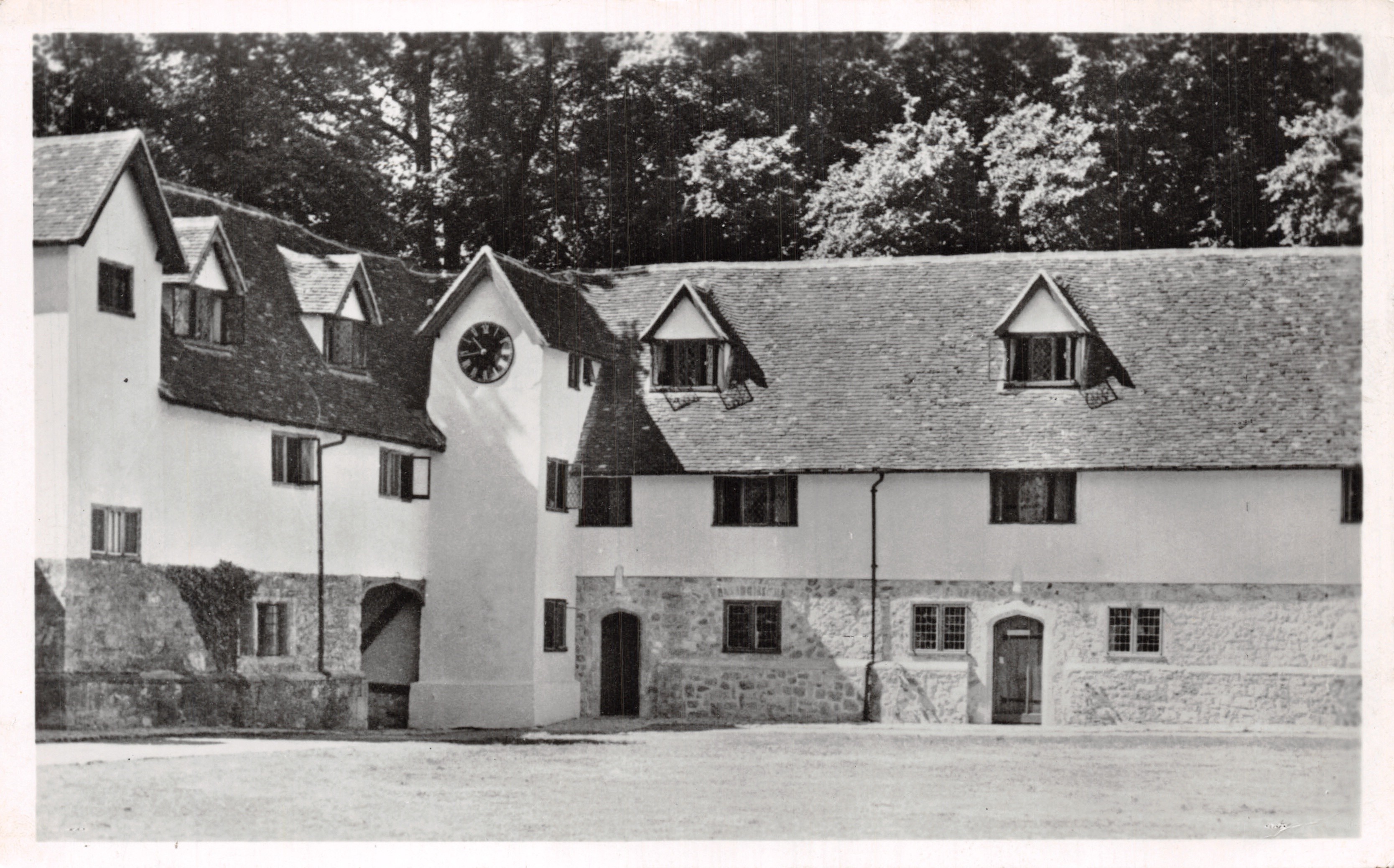 Schloss Aylesford — Ansicht des Haupteingangs mit Glockenturm — Verleger nicht sichtbar