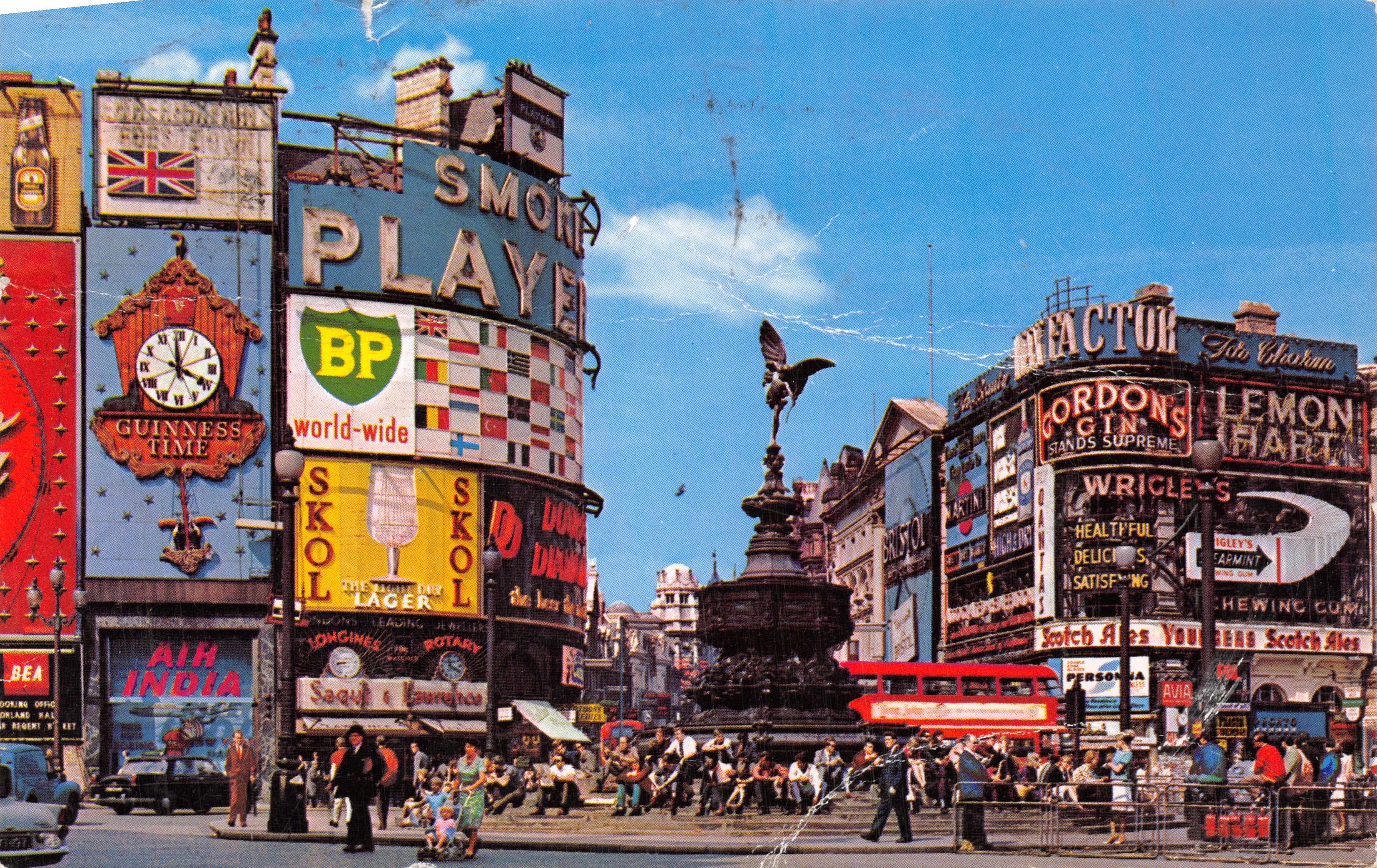 Piccadilly Circus — scène animée avec la fontaine de l'aigle et enseignes publicitaires — The Photographic Greeting Card Co. Ltd. n°1316