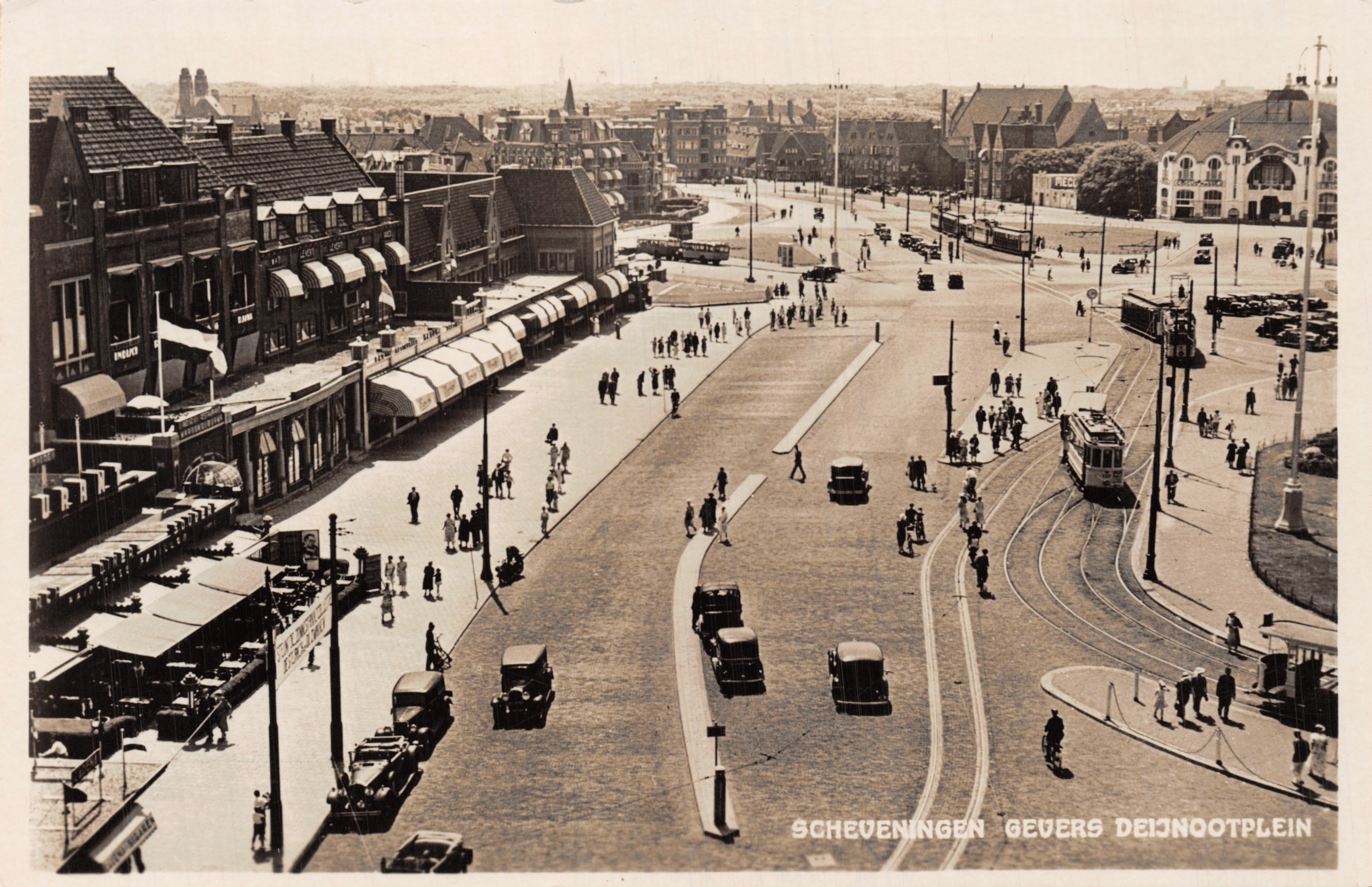 Scheveningen - Gevers Deijenootplein — vista panoramica con tram e automobili d'epoca, editore 'PHILCO' stampato in basso