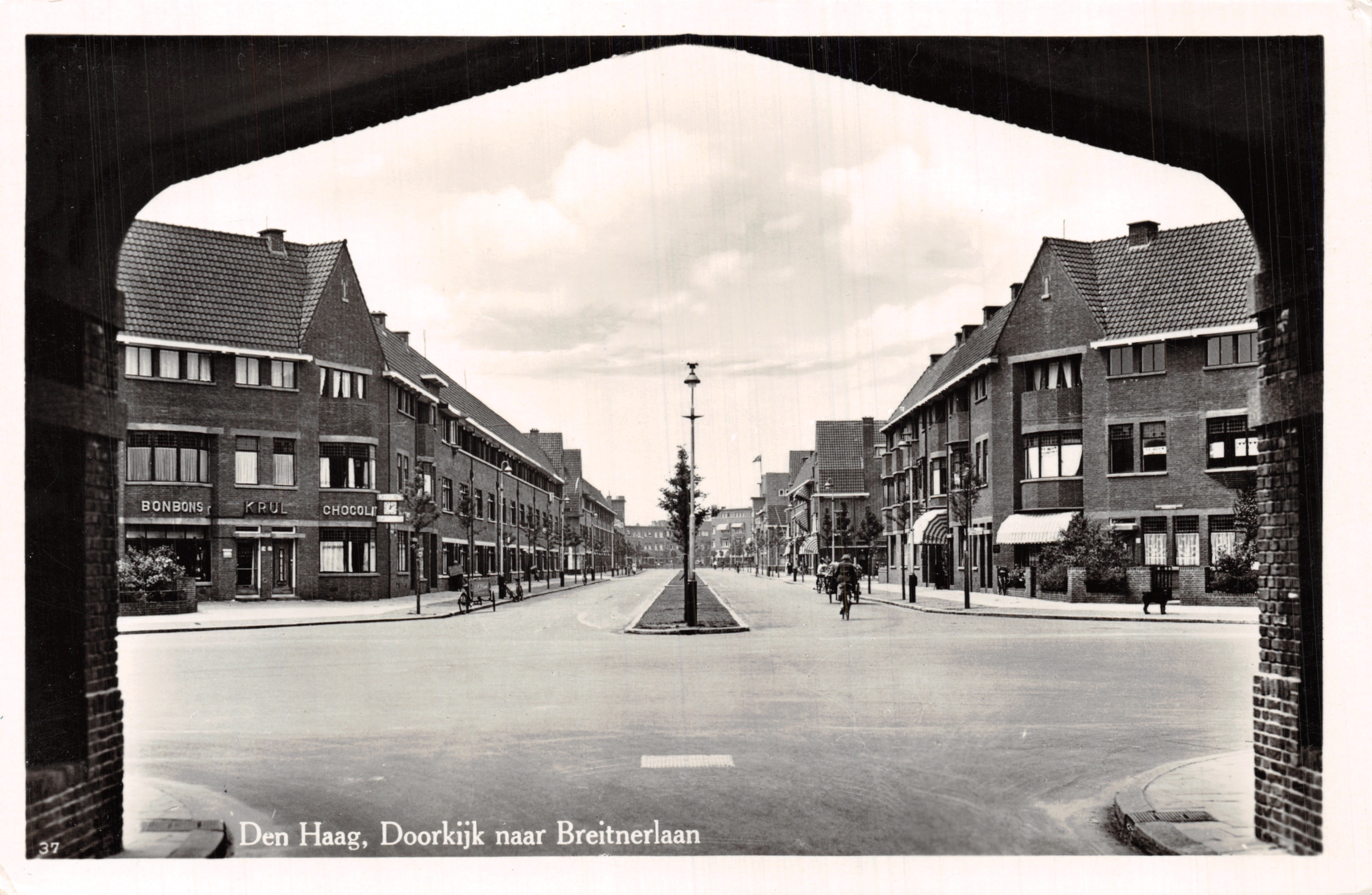 Den Haag, Doorkijk naar Breitnerlaan — view vanuit een overdekte gang, uitgever V. V. Luxe Fotografie, Baarn, n°37