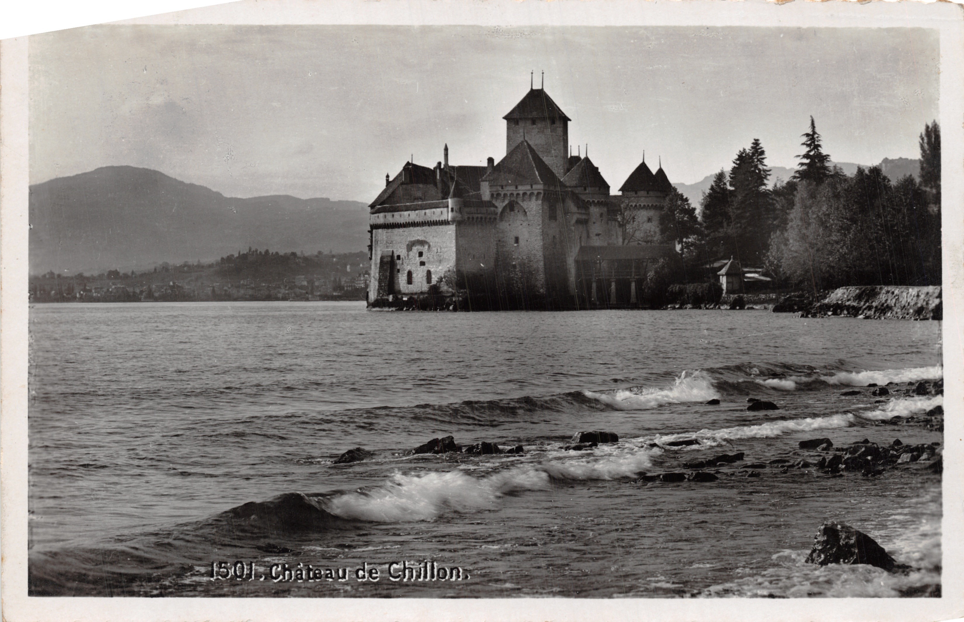 Château de Chillon — uitzicht op het meer Léman met bergen in de achtergrond — uitgever Société Graphique Neuchâtel, n° 1501