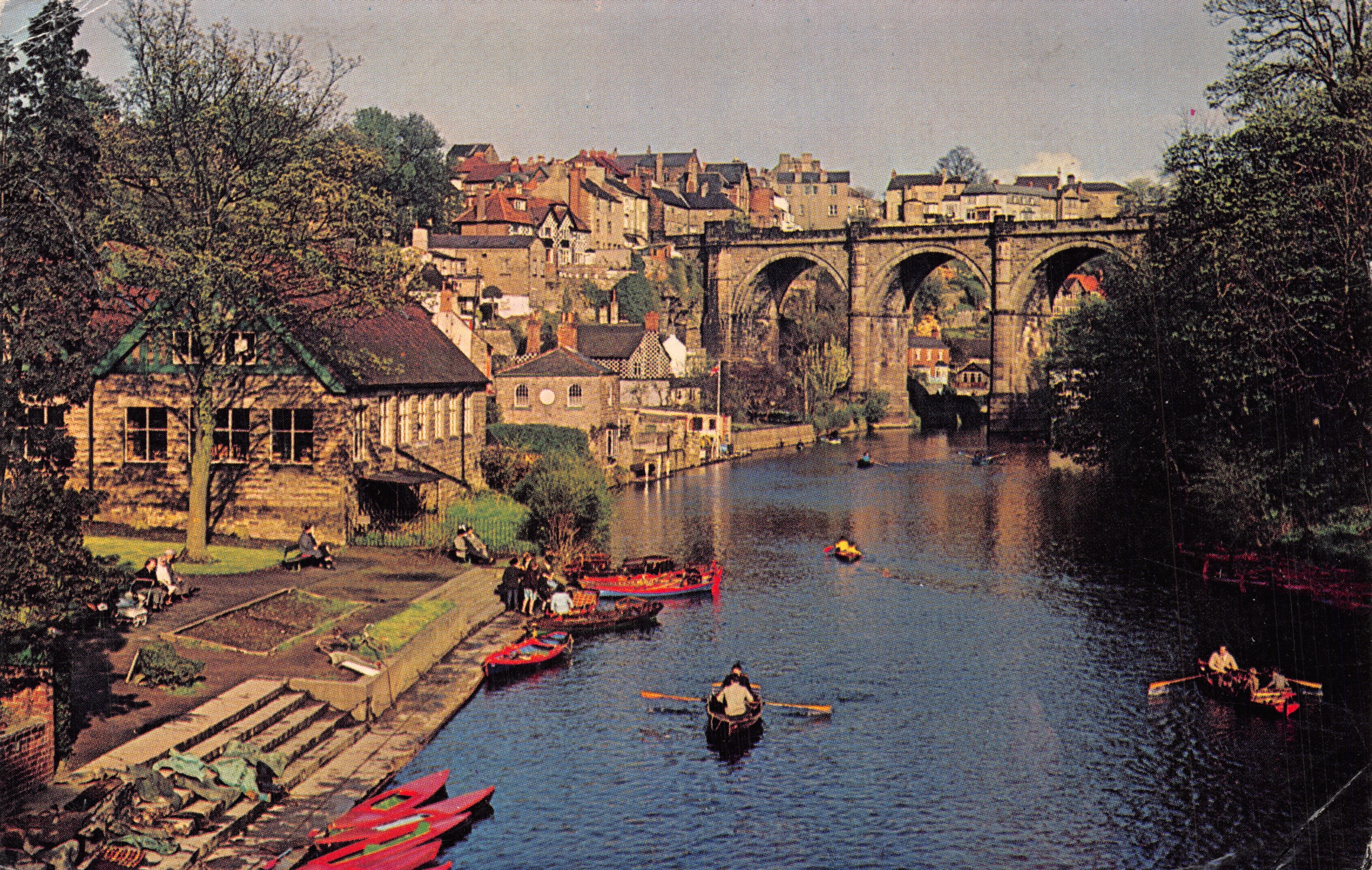 Le fleuve Nidd à Knaresborough — vue du pont et des bateaux — éditeur Sanderson & Dixon (Colour Pictures) n° P61095