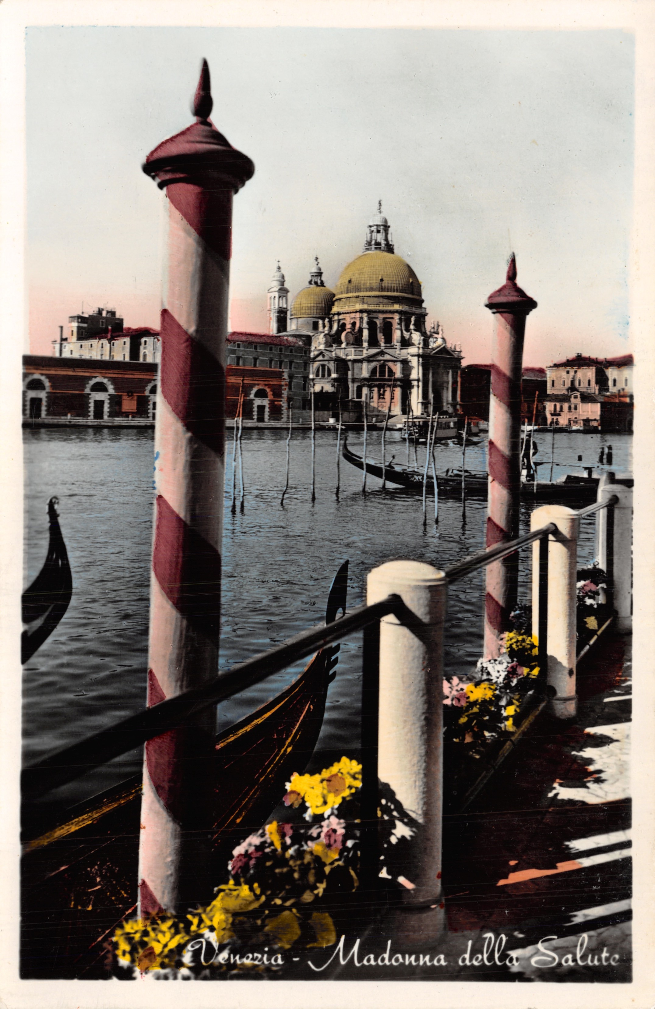 Venise - Madonnna della Salute — vue du canal avec colonnes à rayures rouges et blanches et gondoles, éditeur Vera Fotografia - Rip. Interdetta, n° 105