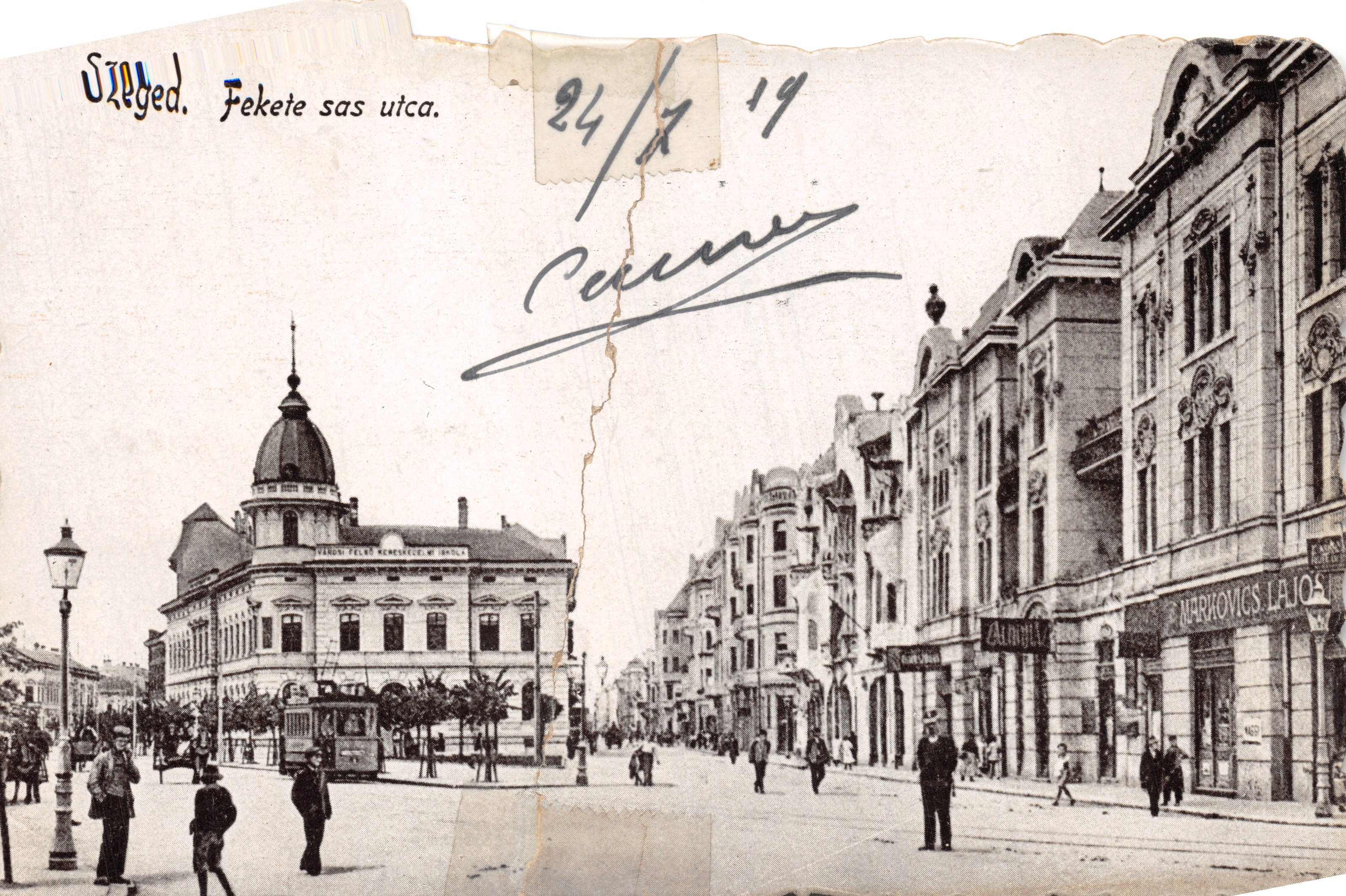 Szeged. Fekete Sas utca. — vue de la rue avec édifice à dôme et tramway, éditeur K. J. Bp. Törv. védeve 1916/20