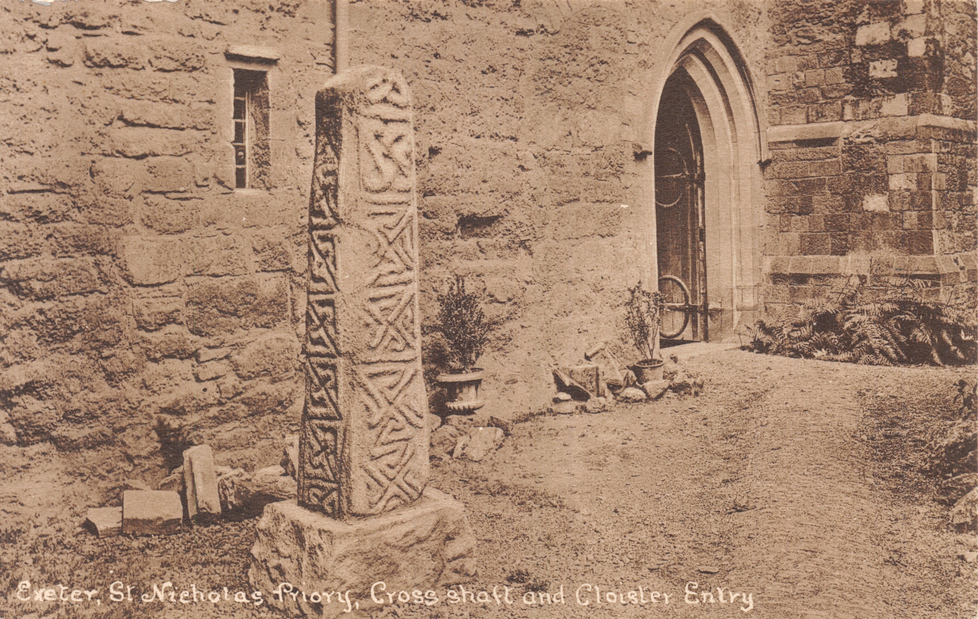 Exeter, St Nicholas Priory — Celtske kruis en ingang van het klooster — uitgever niet zichtbaar