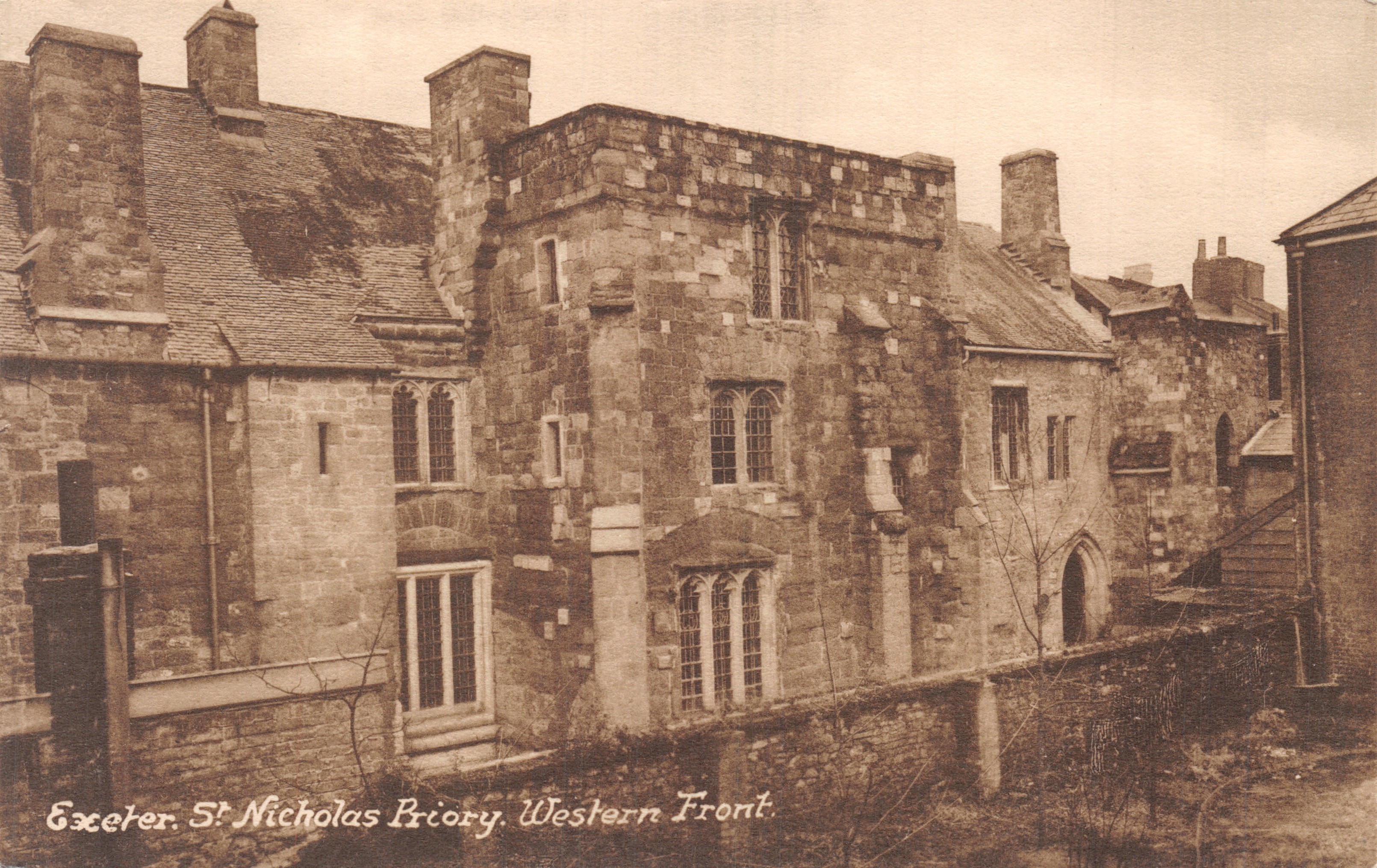 Exeter. St Nicholas Priory. Western Front — wydawca IMPRIMÉ SUR LA CARTE : POST CARD PRINTED IN ENGLAND