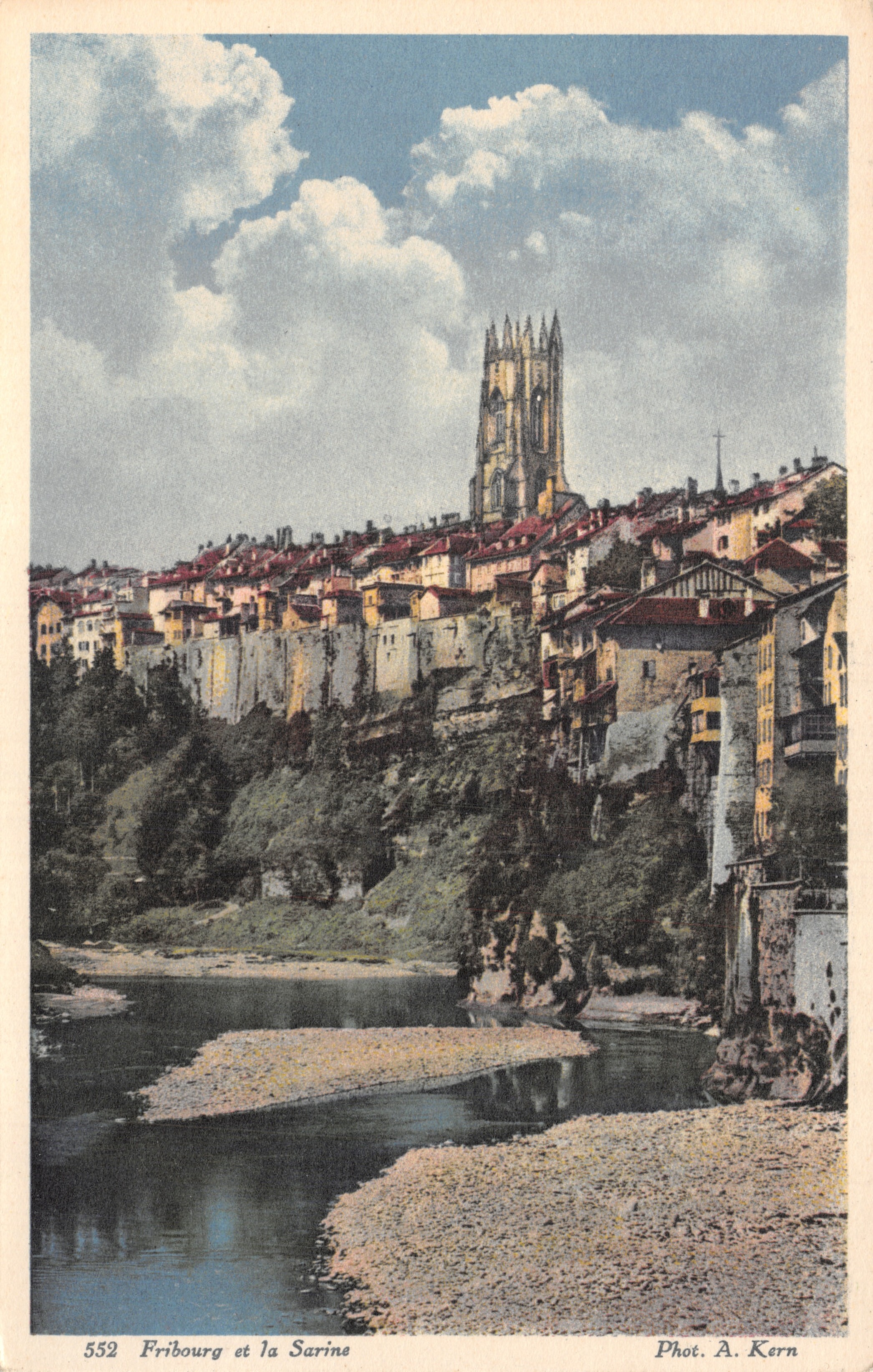 Fribourg en de Sarine — uitzicht op de stad en de kathedraal aan de oevers — Fot. A. Kern, n° 552