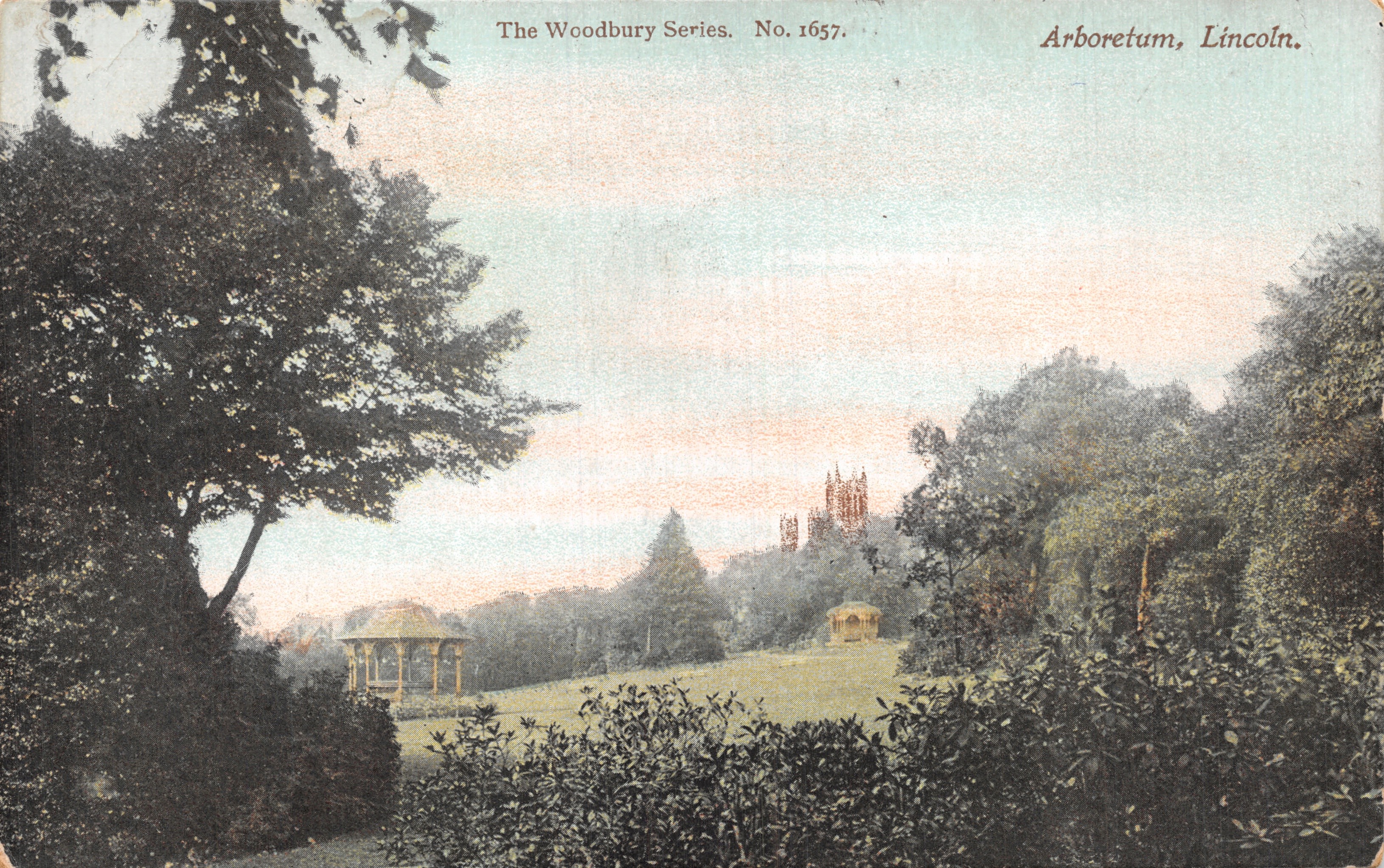 Arboretum, Lincoln — weergave van het park met kiosken en kasteel in de achtergrond — The Woodbury Series. No. 1657