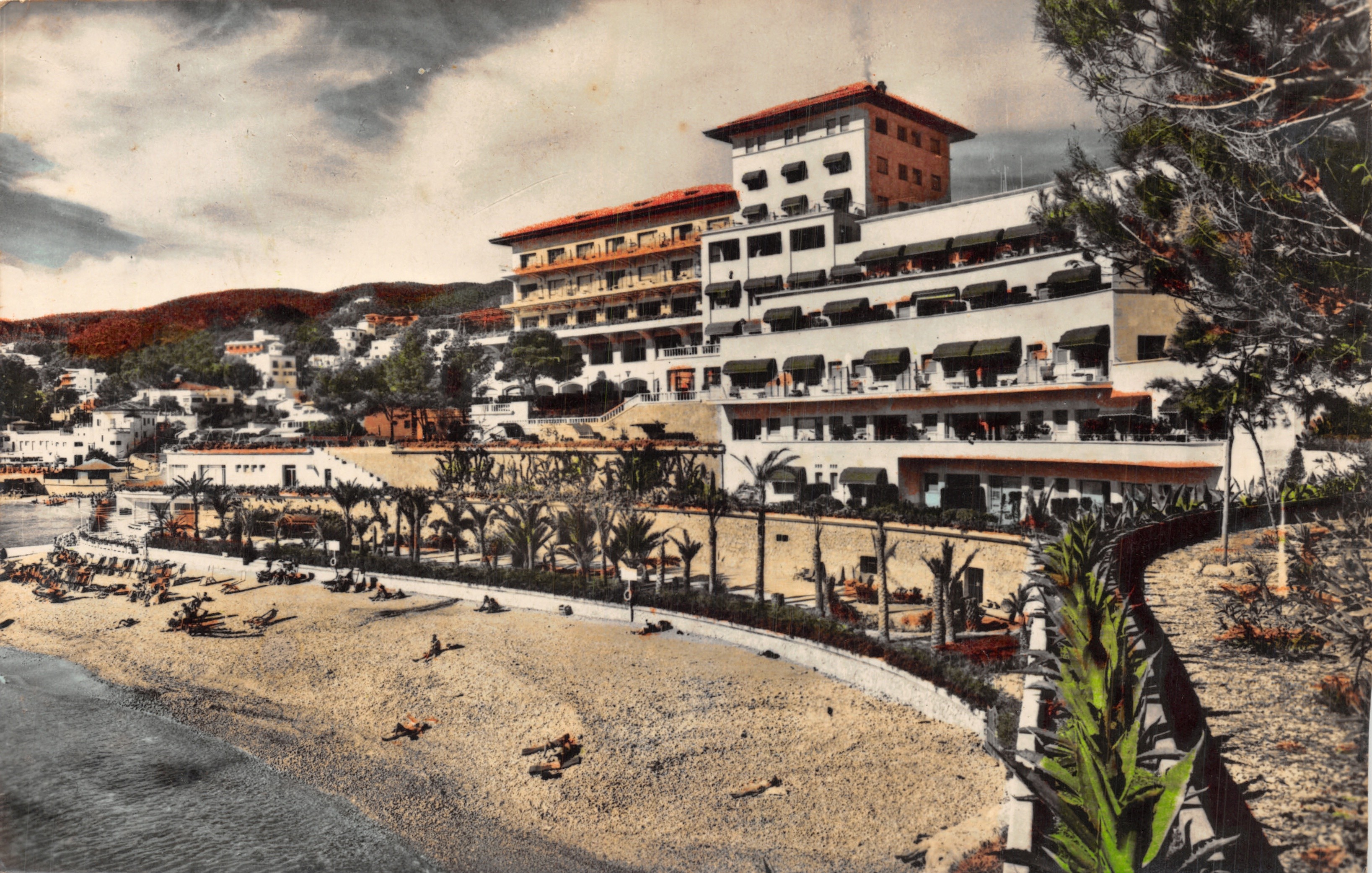 Hotel Nixe — playa y edificio principal — editor Hotel Nixe, Pleyas Calamayor