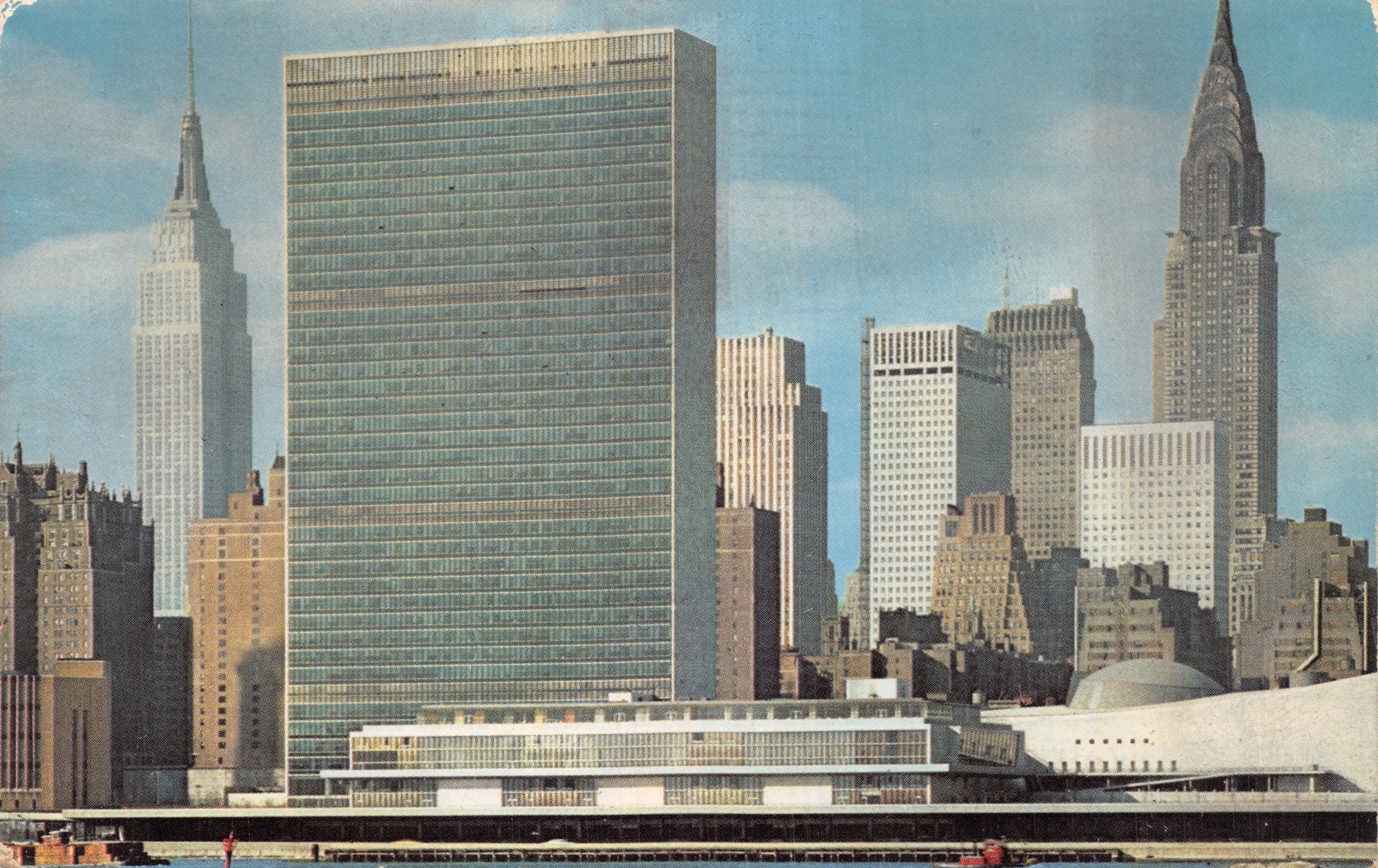 Bâtiment des Nations Unies — vue de la ville de New York avec l'Empire State Building à gauche et le Chrysler Building à droite — éditeur Alfred Mainzer, Inc