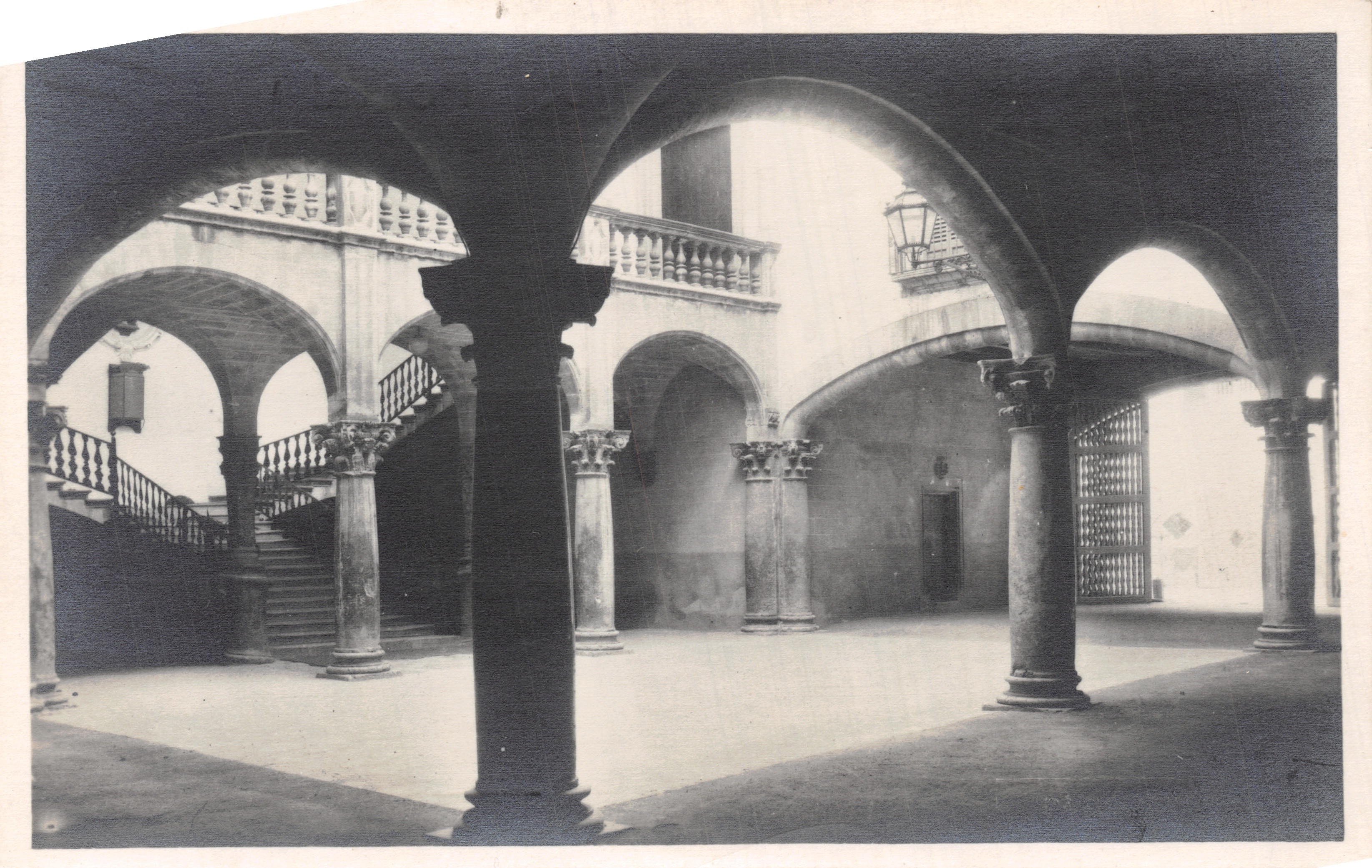 Patio of the Vivót House — Palma de Mallorca — Vintage Postcard