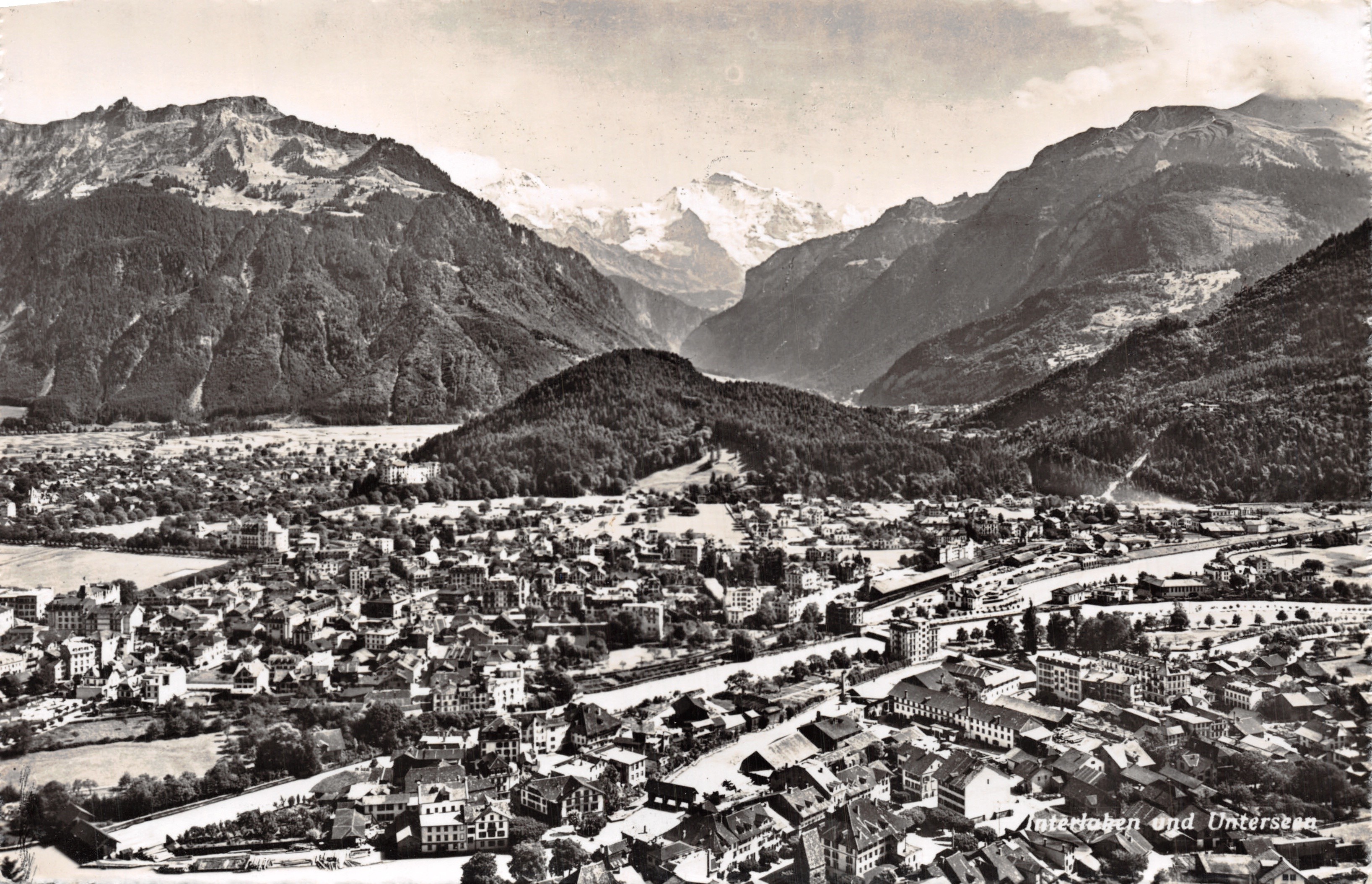 Interlaken e Unterseen — vista aerea del paese e delle montagne innevate — Photoglob-Wehril AG, Zürich, n. 5084