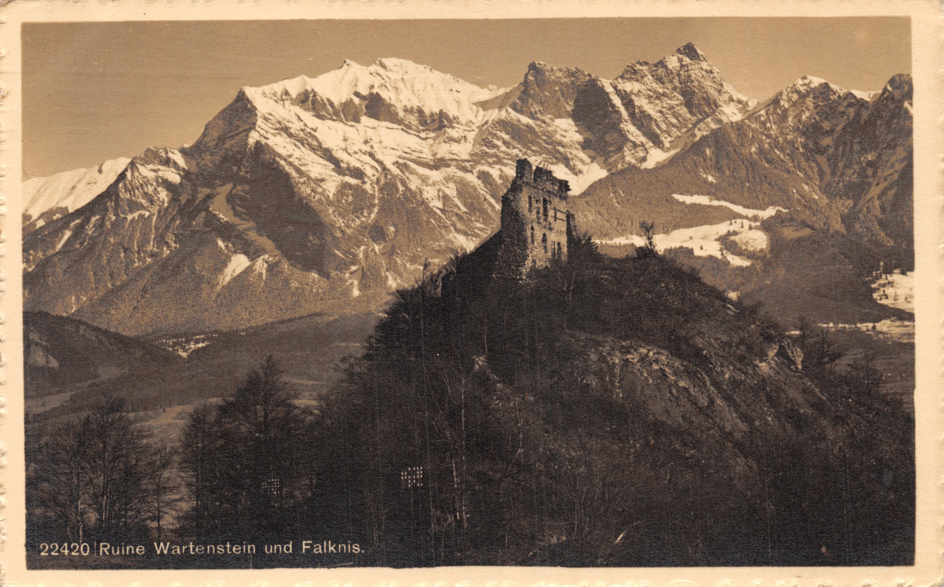Ruine Wartenstein und Falknis — vue de la ruine sur un promontoire avec chaîne de montagnes enneigées en arrière-plan — éditeur Verlag Wehrli A.G., Kilchberg-Zürich, n° 22420