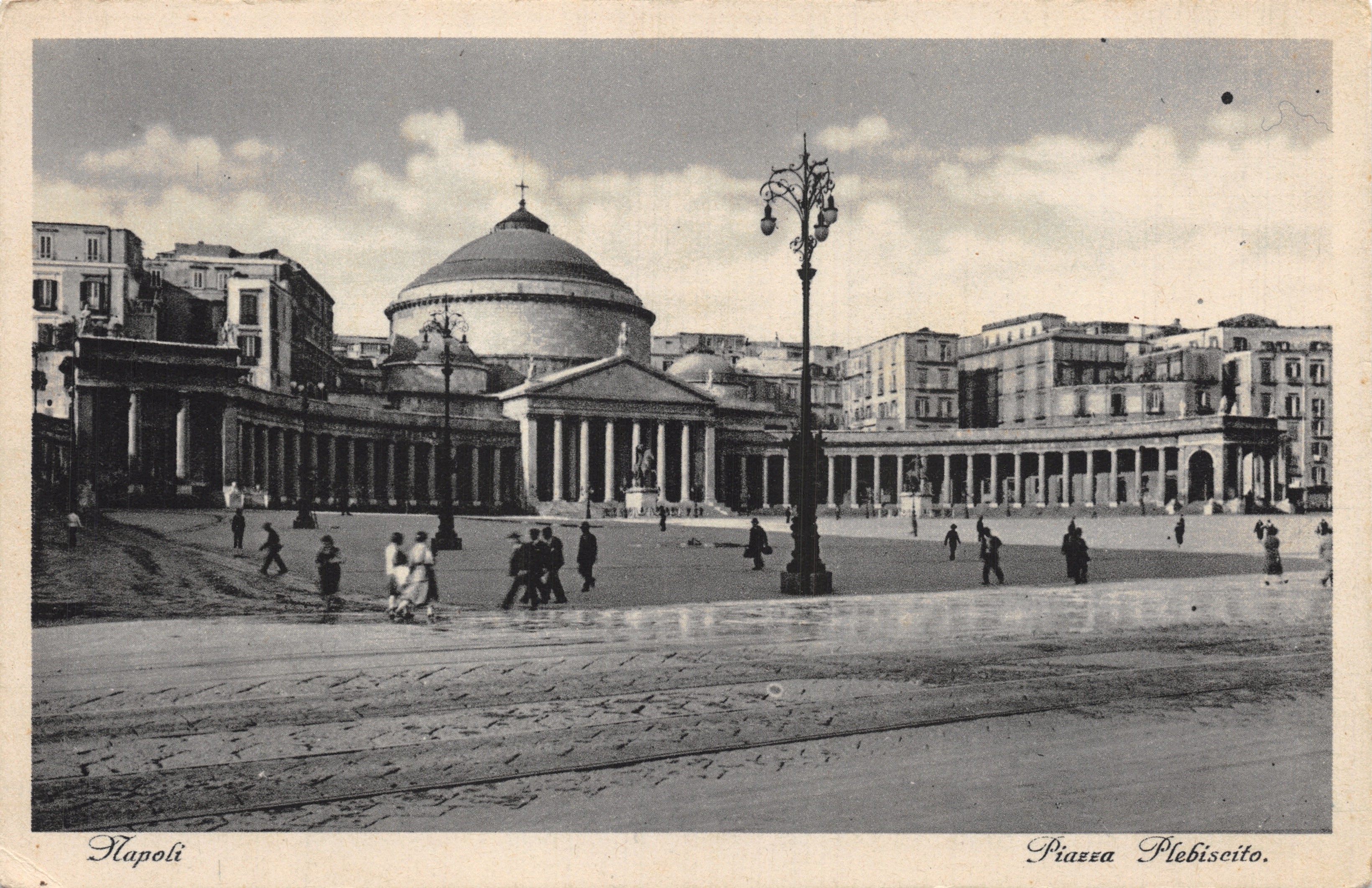 Nápoles — Plaza de la Plebiscito con el Templo de la Paz — editor V. Carcavallo