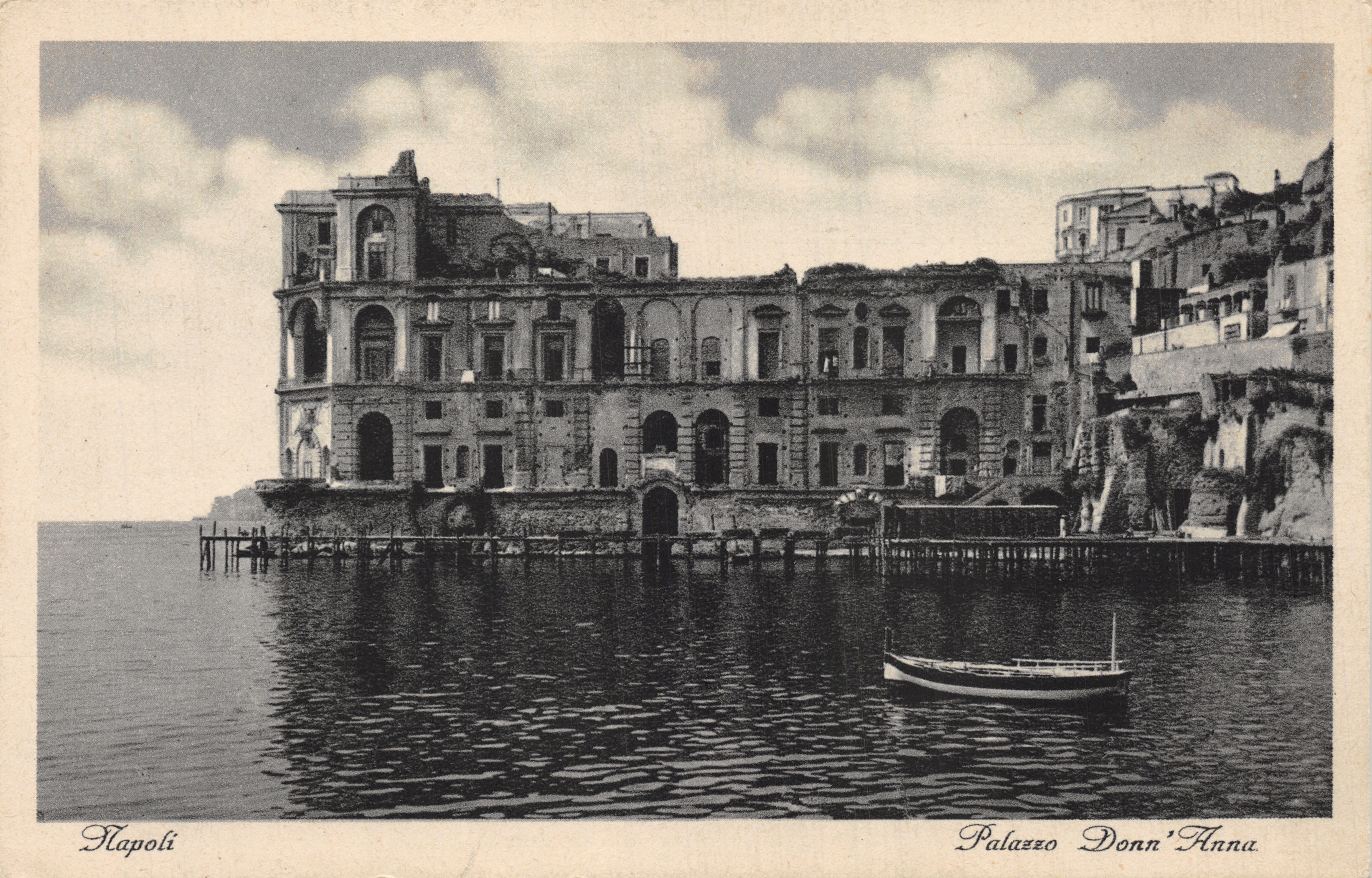 Napoli — Palazzo Donn'Anna, vue du bord de mer — Ediz. V. Carcavallo