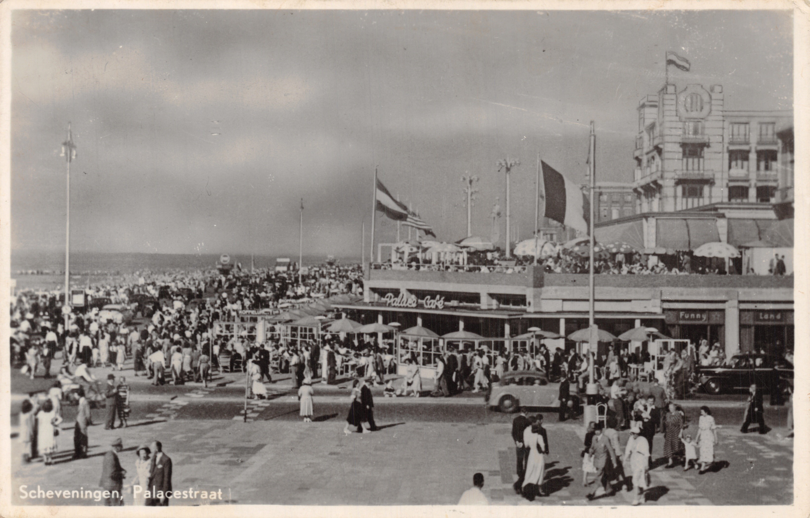 Scheveningen, Palacestraat — vivida vista del litorale con il Paddles Café e l'edificio 'Funny Land' — editore Uitgave Holland