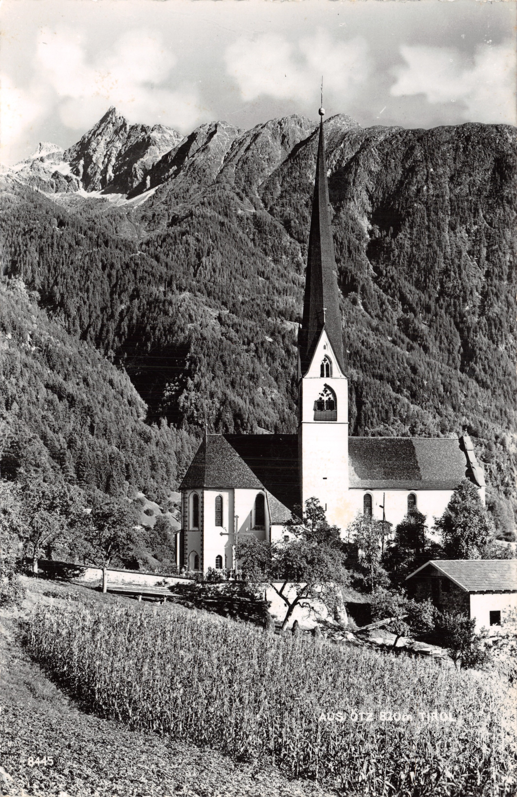 Kirche von Otz — Panoramablick mit Bergen im Hintergrund — Verlag Much Heiss' Nachf. Alpiner Kunstverlag