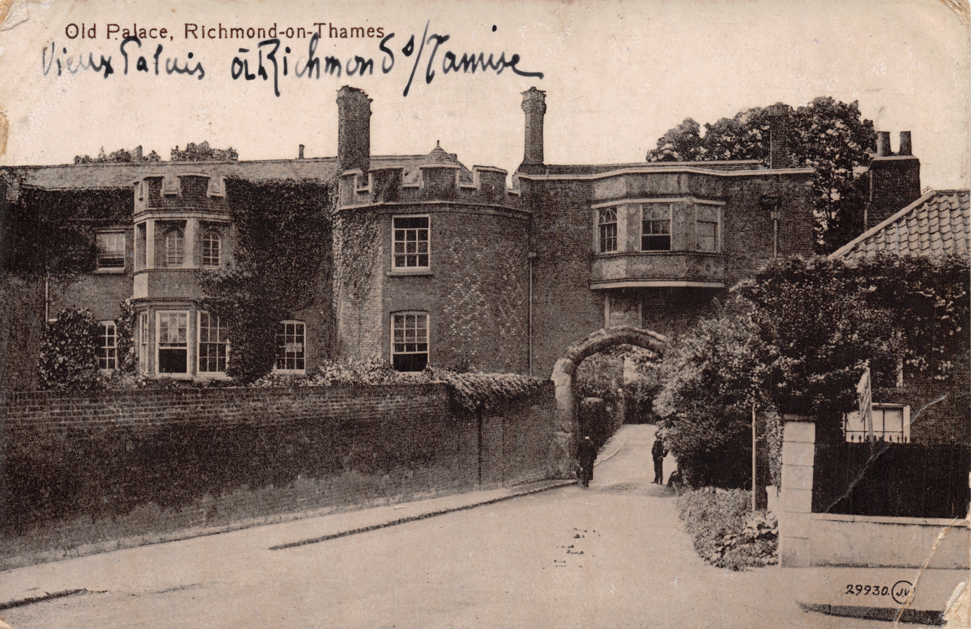 Palacio antiguo, Richmond-on-Thames — vista del palacio con arco y camino — editor JV, n.º 29930
