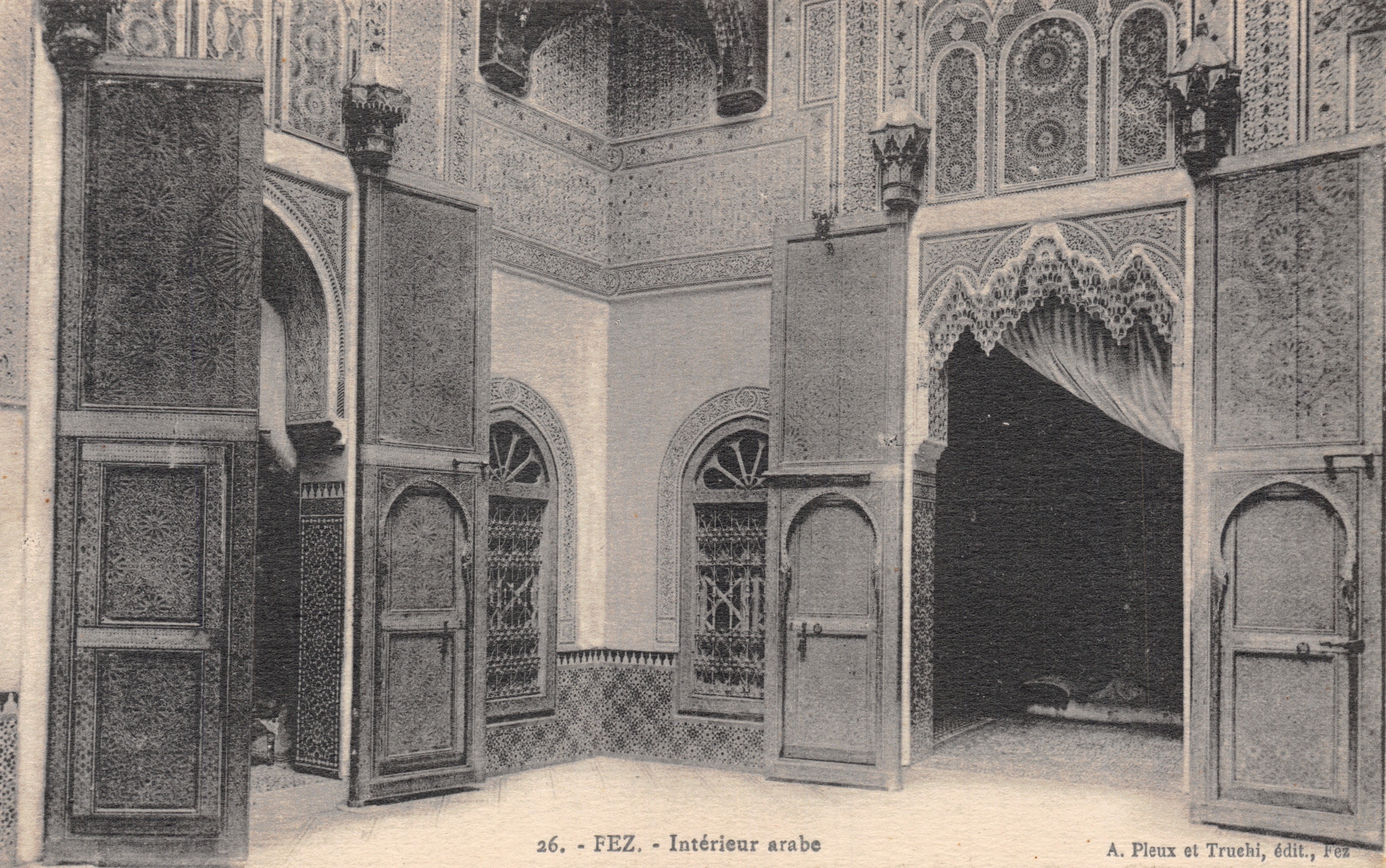 Fès - Interior de un espacio árabe — detalles de puertas y mosaicos — A. Pleux et Trucheti, editor, Fès