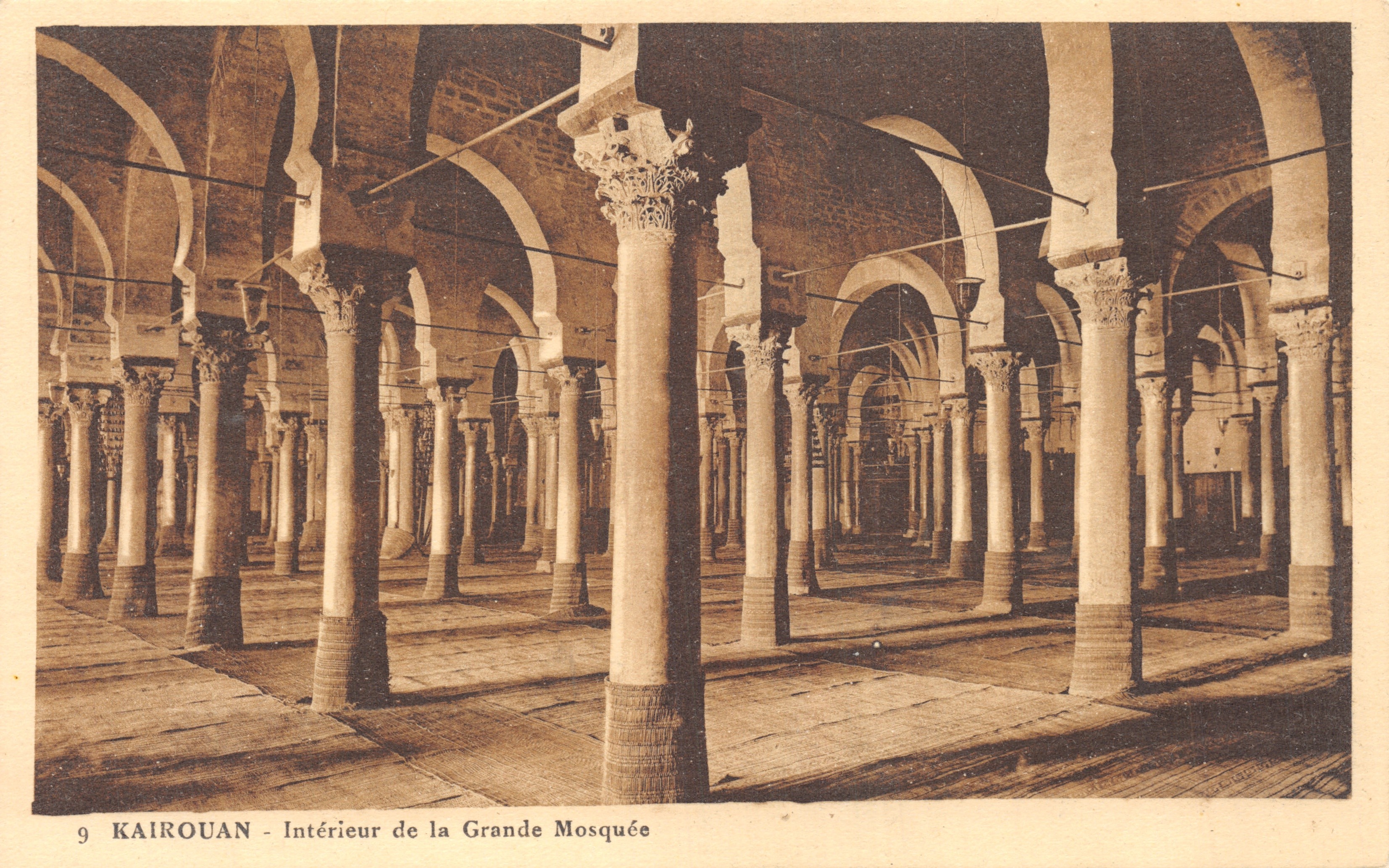 Kairouan — Intérieur de la Grande Mosquée — Éditeur IMPRIMÉ : Edit. Laouani, libraire à Kairouan, n°9