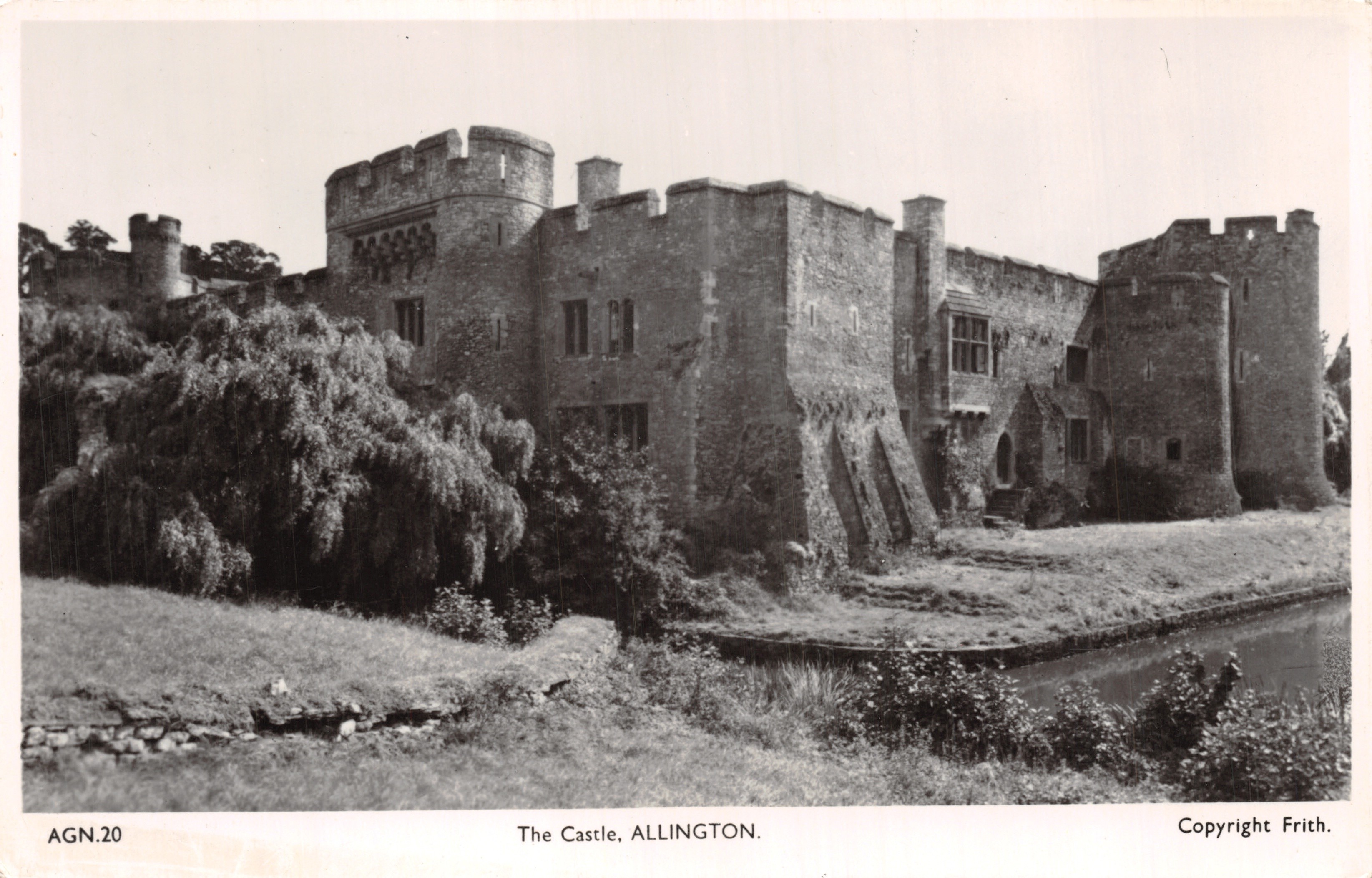 El Castillo de Allington — vista exterior con estanque — editor Frith and Co., Ltd., Reigate