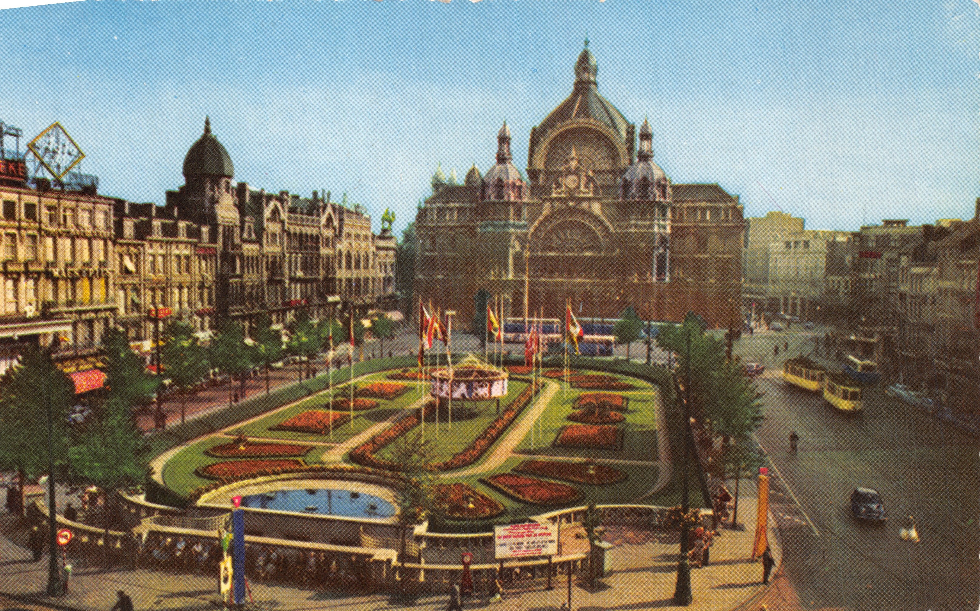 Antwerpen - Centraalstation — panoramisch uitzicht met centrale tuin en tram