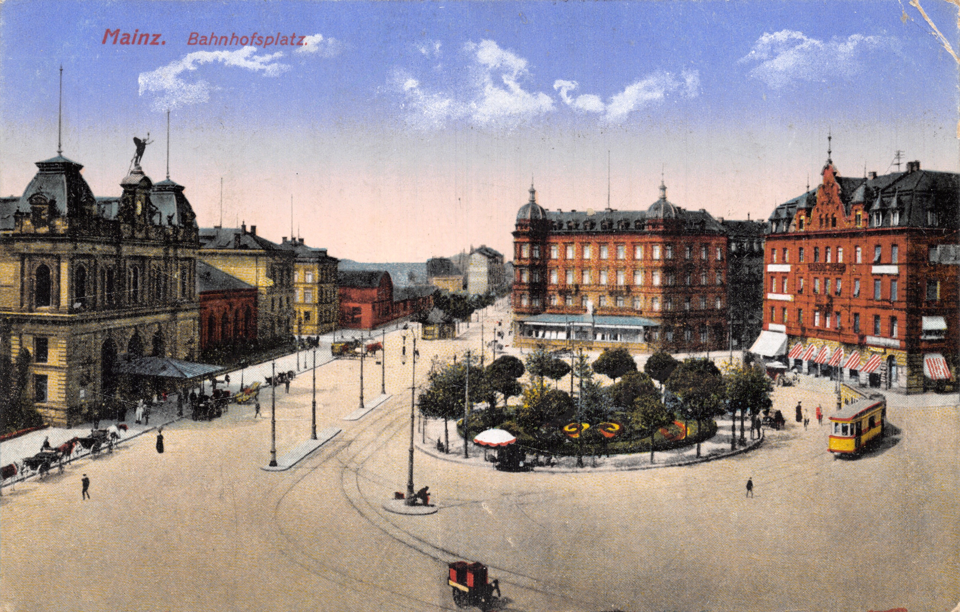 Mainz. Bahnhofsplatz — vista panorámica con estación y tranvía — editor no visible
