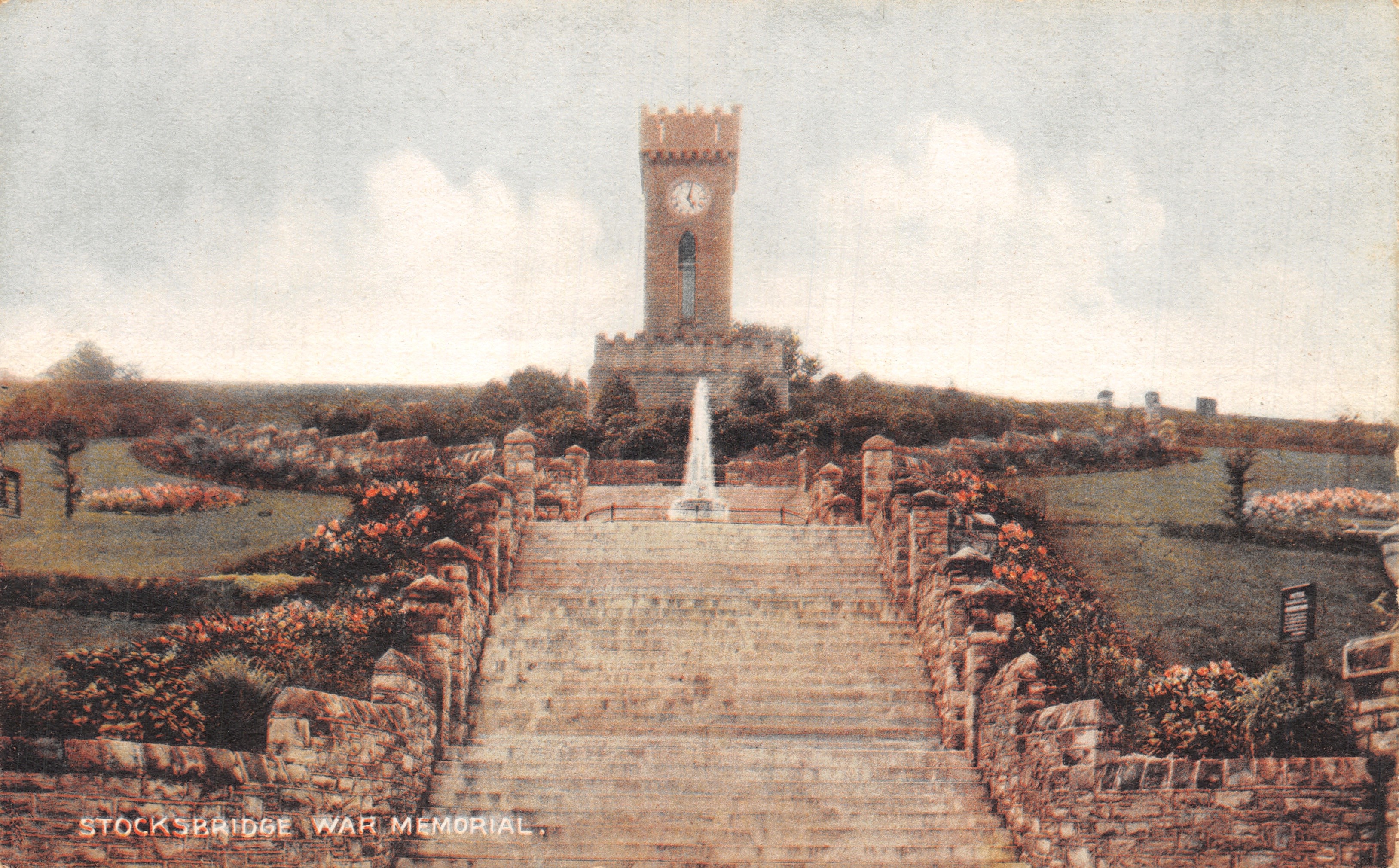 Stocksbridge War Memorial — tour avec horloge et fontaine au sommet d'un escalier — éditeur non visible