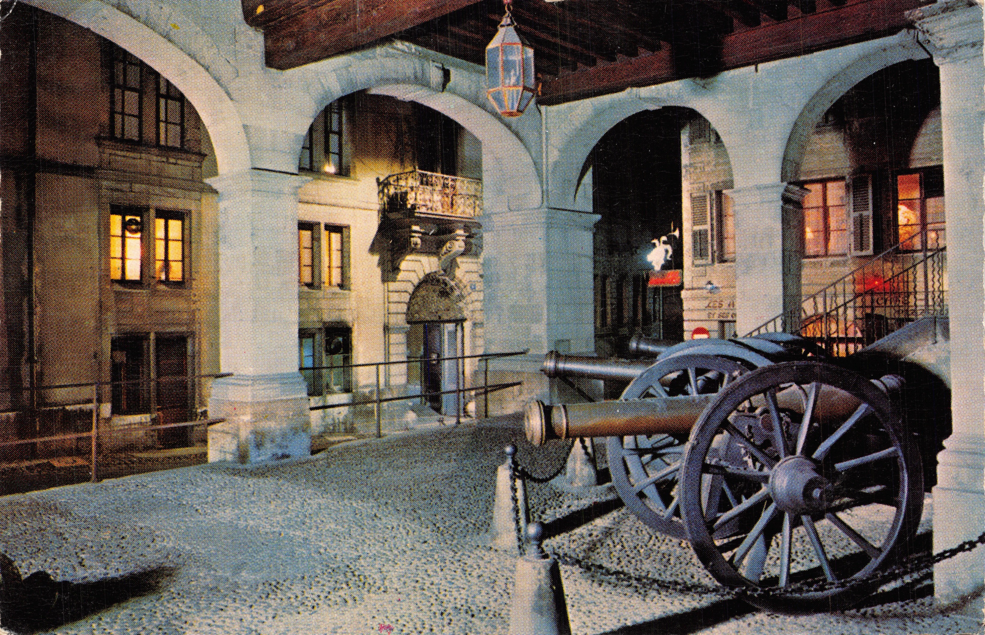Ginebra, El Arsenal — patio con cañones y arcos — editor BOVEY & Cie