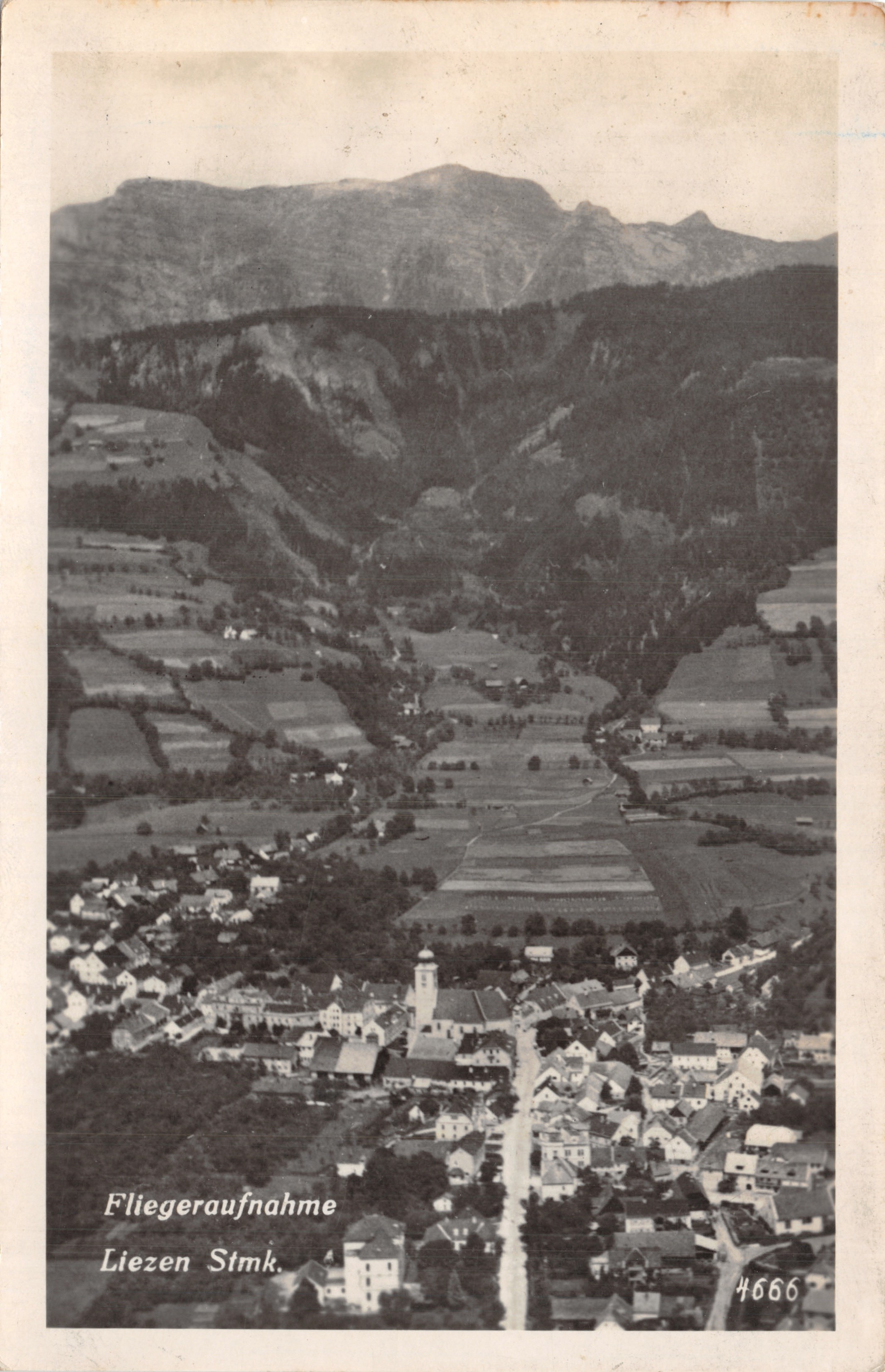 LIEZEN — vue aérienne du village et des montagnes — éditeur Hans Weichs & Co., Wien