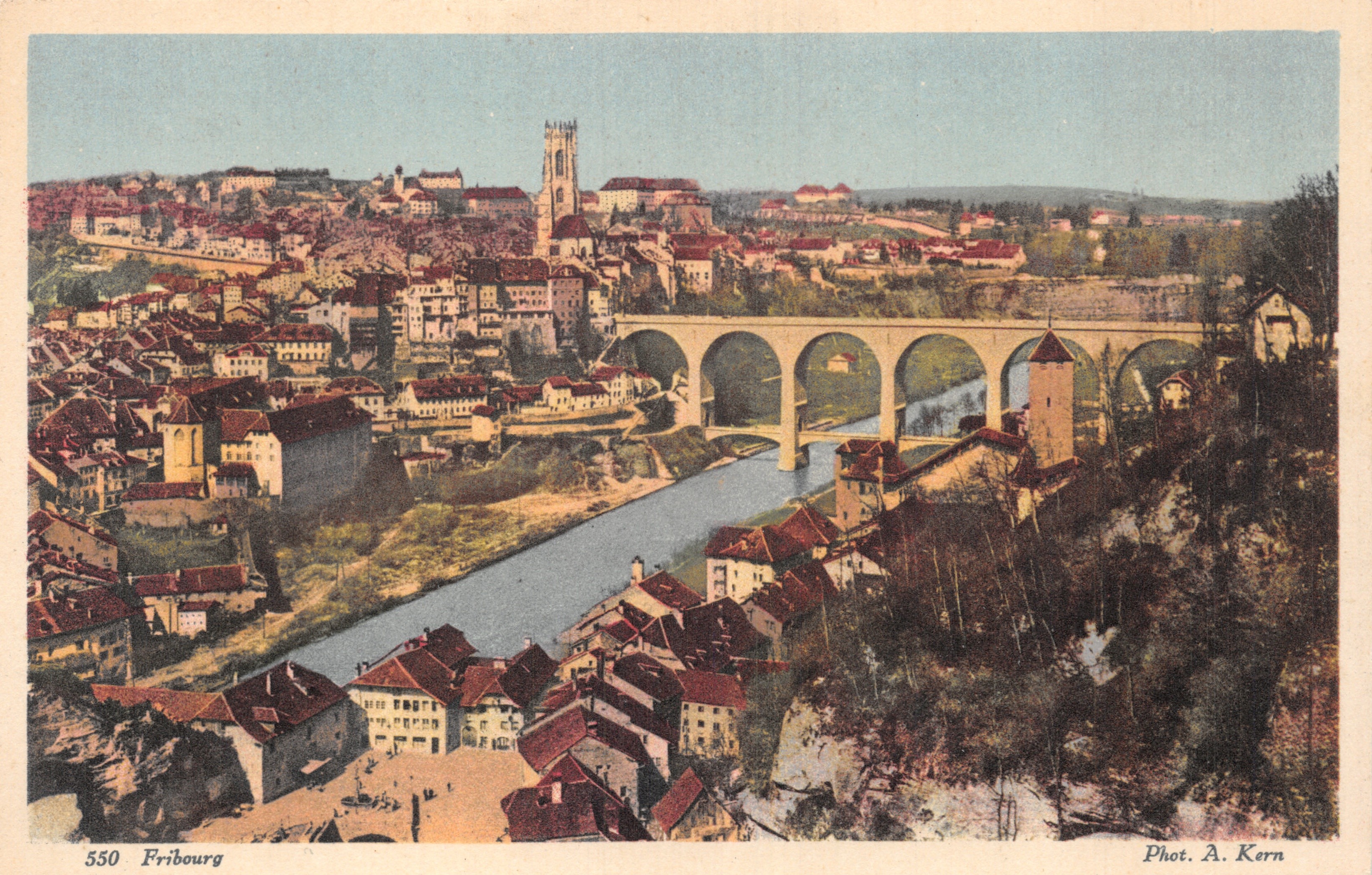 Fribourg — vue panoramique avec le viaduc et la tour de l'église — Phot. A. Kern, n° 550