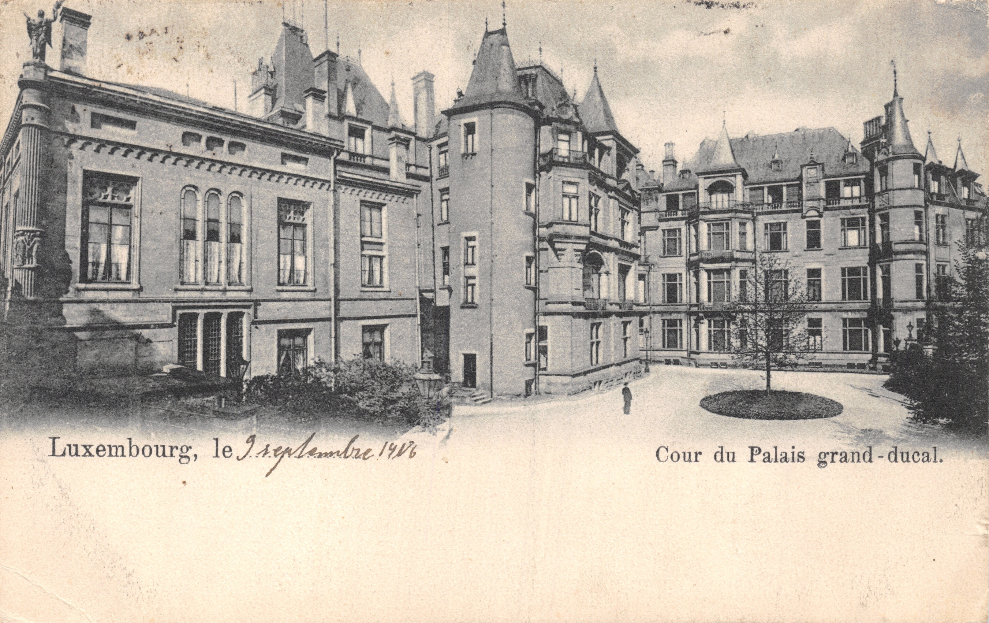 Luxemburg — Hof van het grote hertogelijk paleis — uitgever niet zichtbaar, serie-nummer niet leesbaar