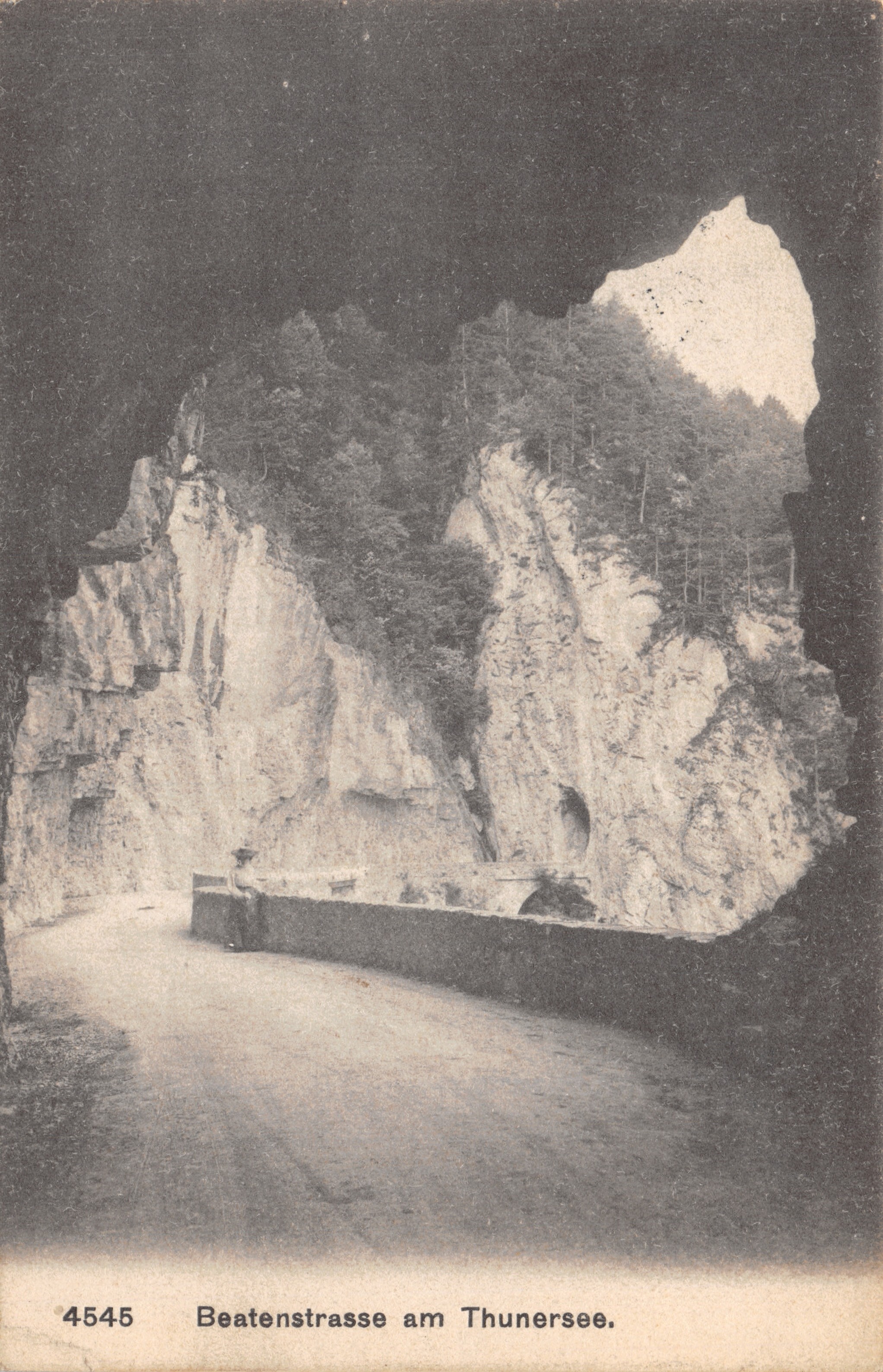 Beatenstrasse am Thunersee — route encaissée entre falaises rocheuses — éditeur : Ed. Phot. Franco-Suisse, n° 4545