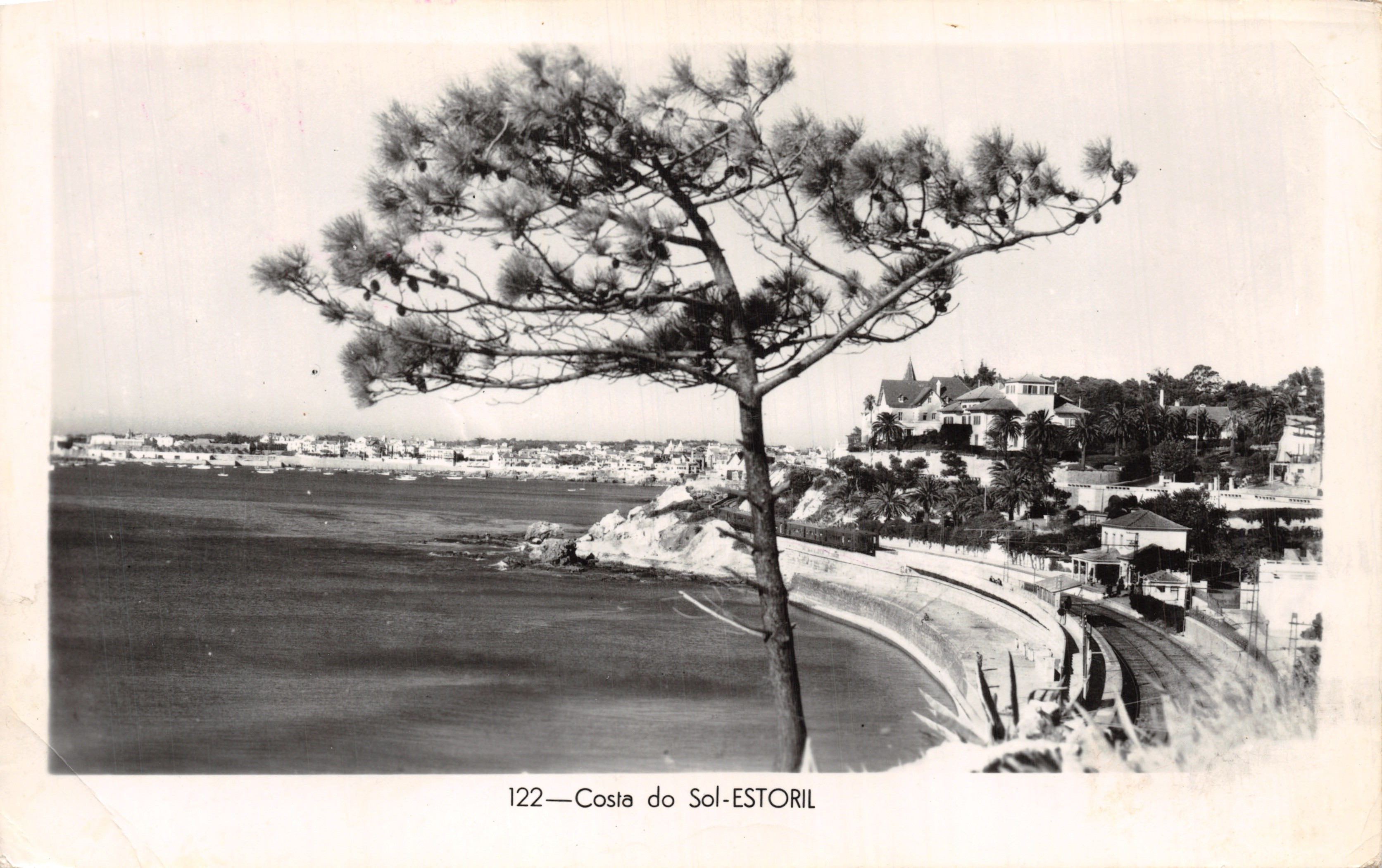 Costa do Sol—Estoril — vista costiera con pino e promenade — editore Reprodução Precibida