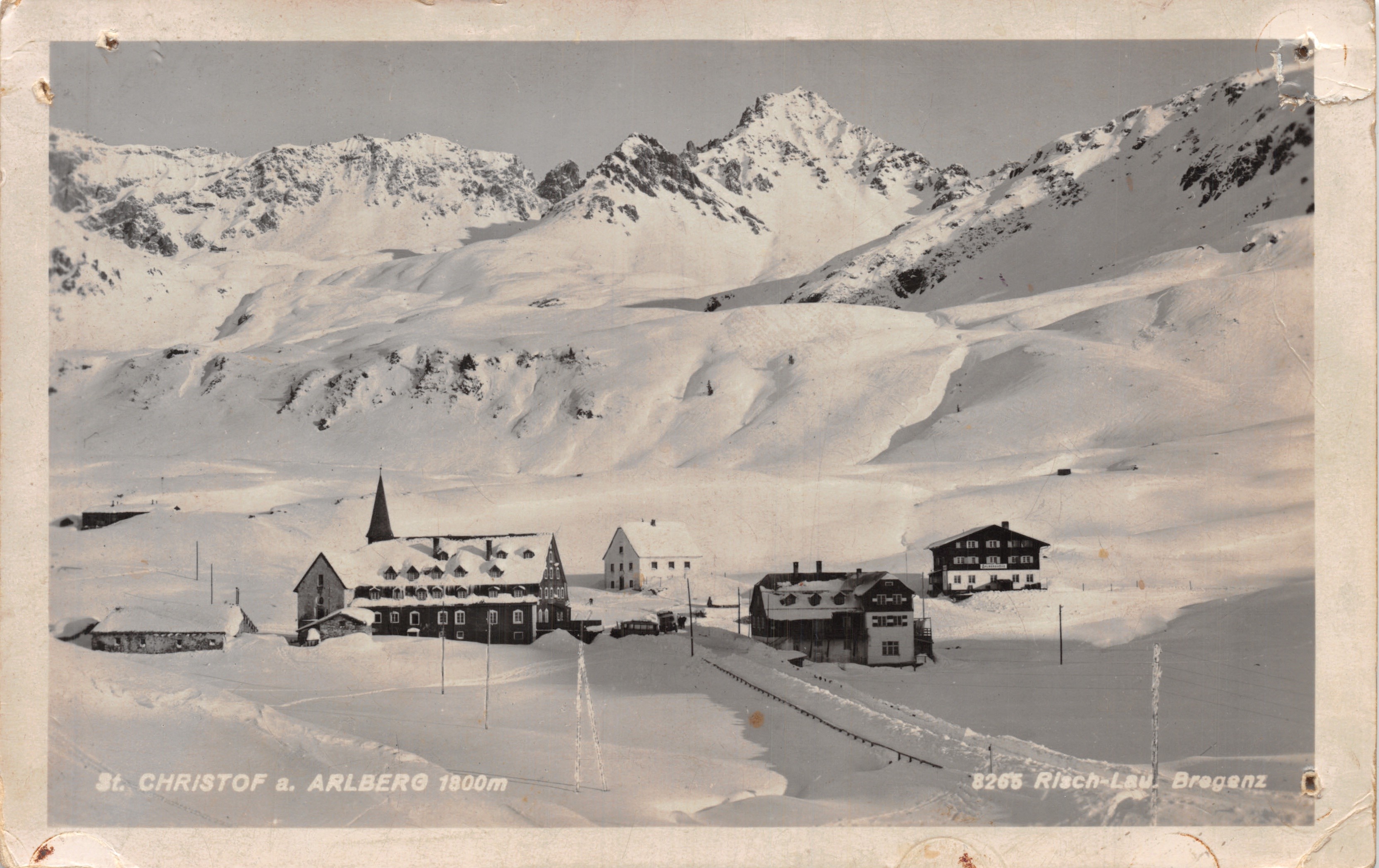 St. Christoph a. Arlberg 1800m — vista del pueblo nevado con edificio campanario — Photo Risch-Lau Bregenz