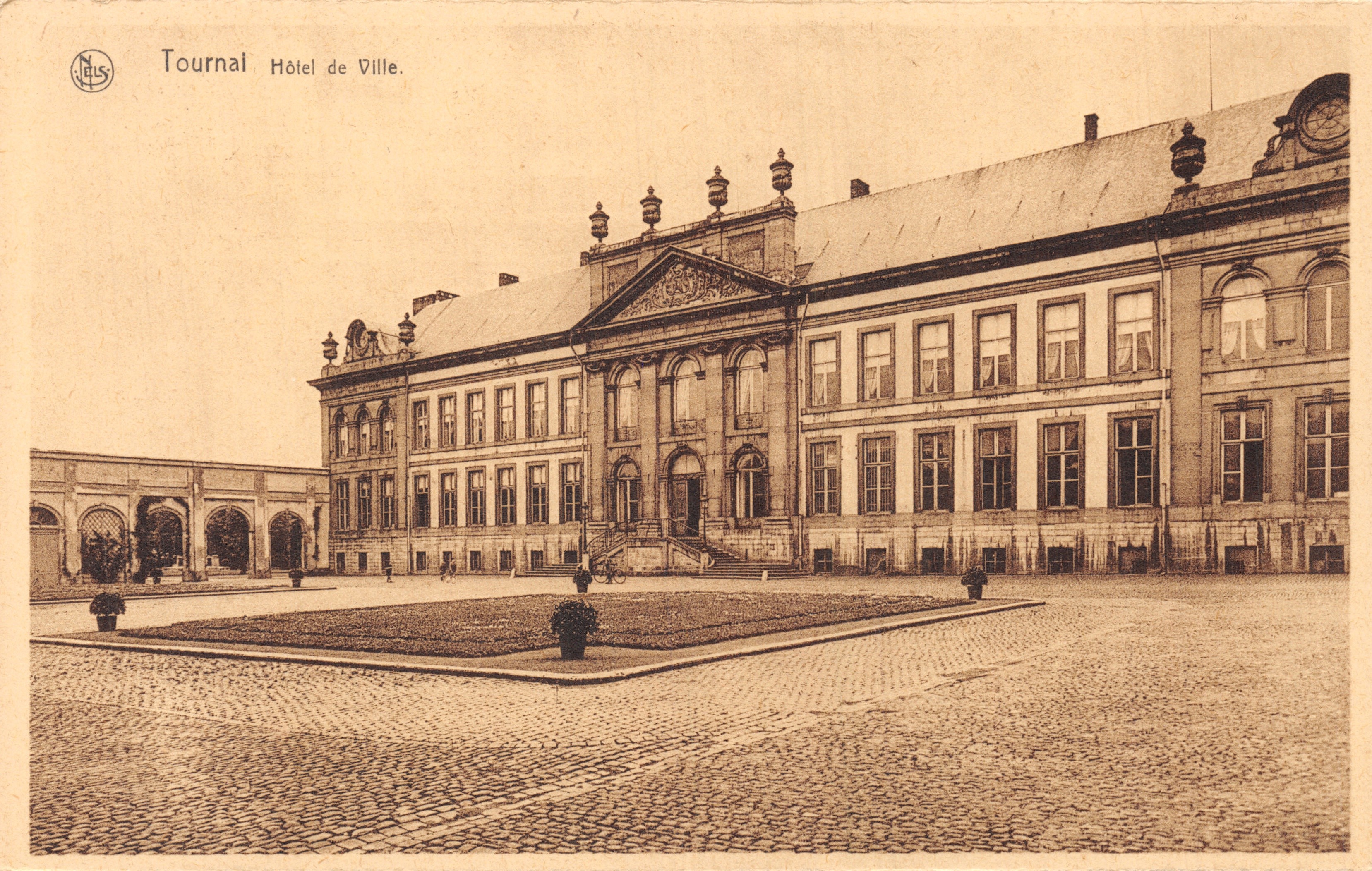 Tournai Stadhuis — uitzicht op de hoofdgevel met geplaveide binnenplaats — uitgever N. Laus