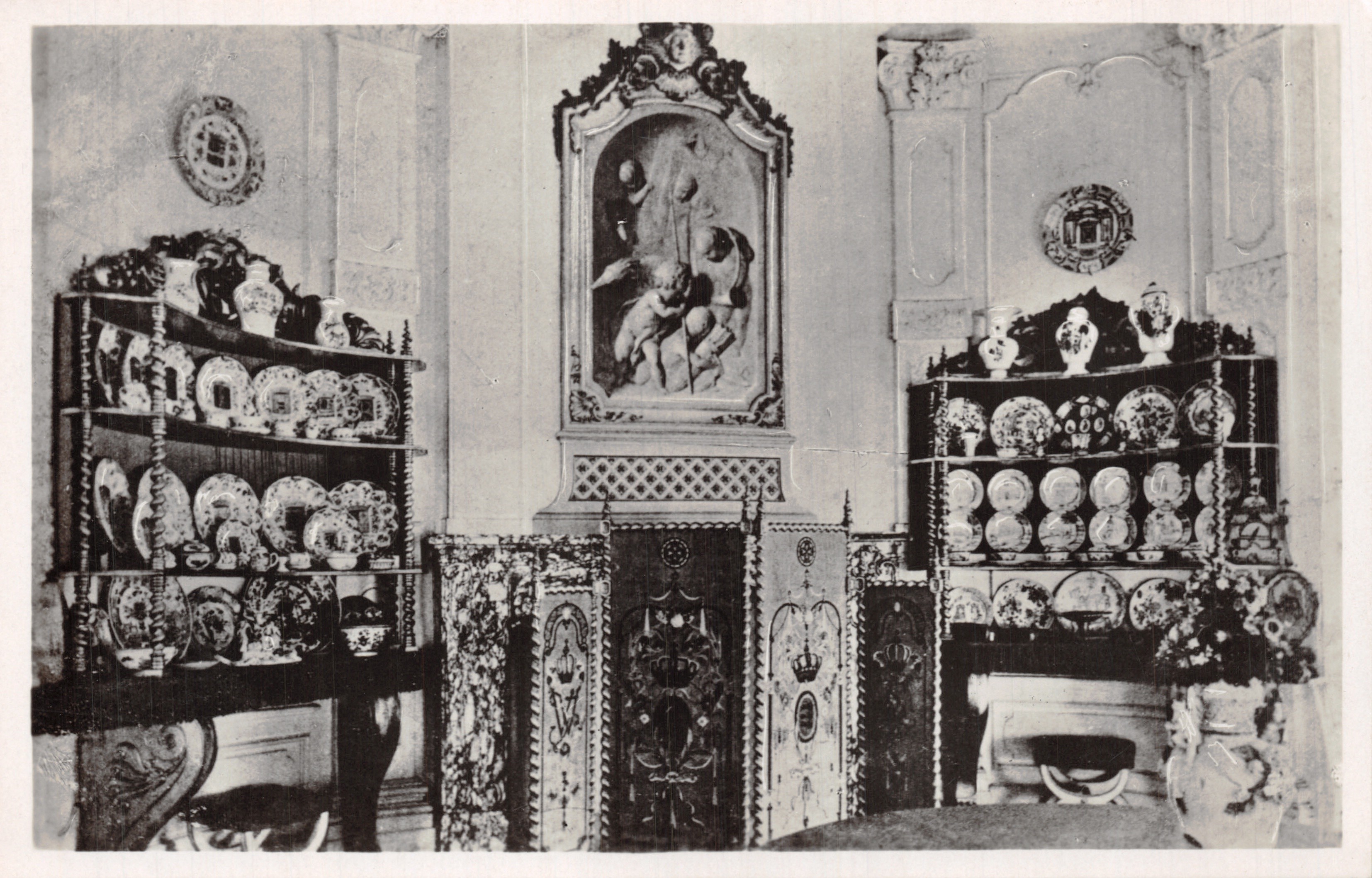 Sala da pranzo — interno riccamente decorato con mensole in porcellana e camino ornato — editore Weenenk & Snel, Den Haag