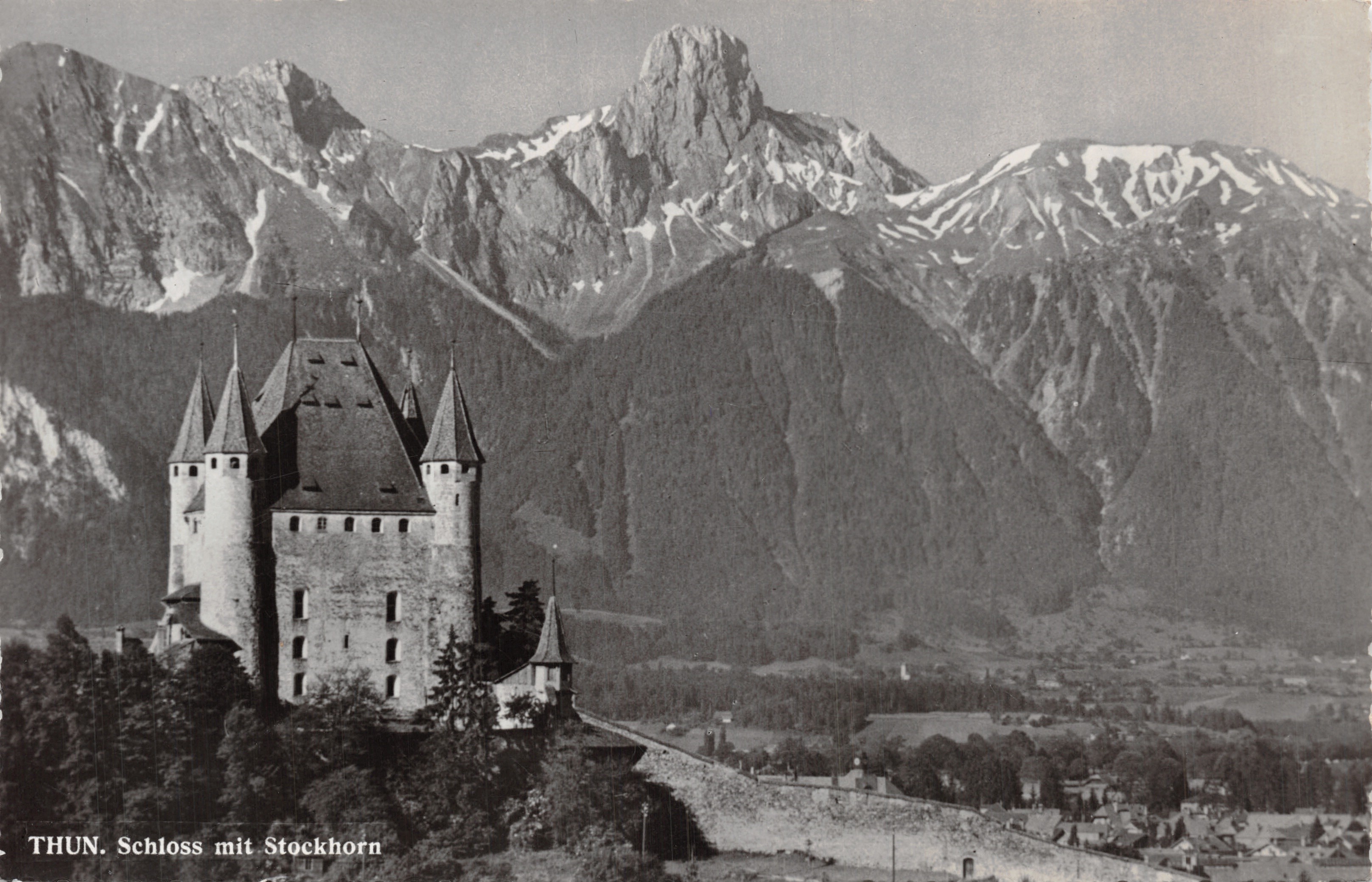 Thun. Kasteel met Stockhorn — kasteel op een promontorium met het Stockhorn in de achtergrond — uitgever Photo Arthur Gaur, Oberhofen, Zwitserland