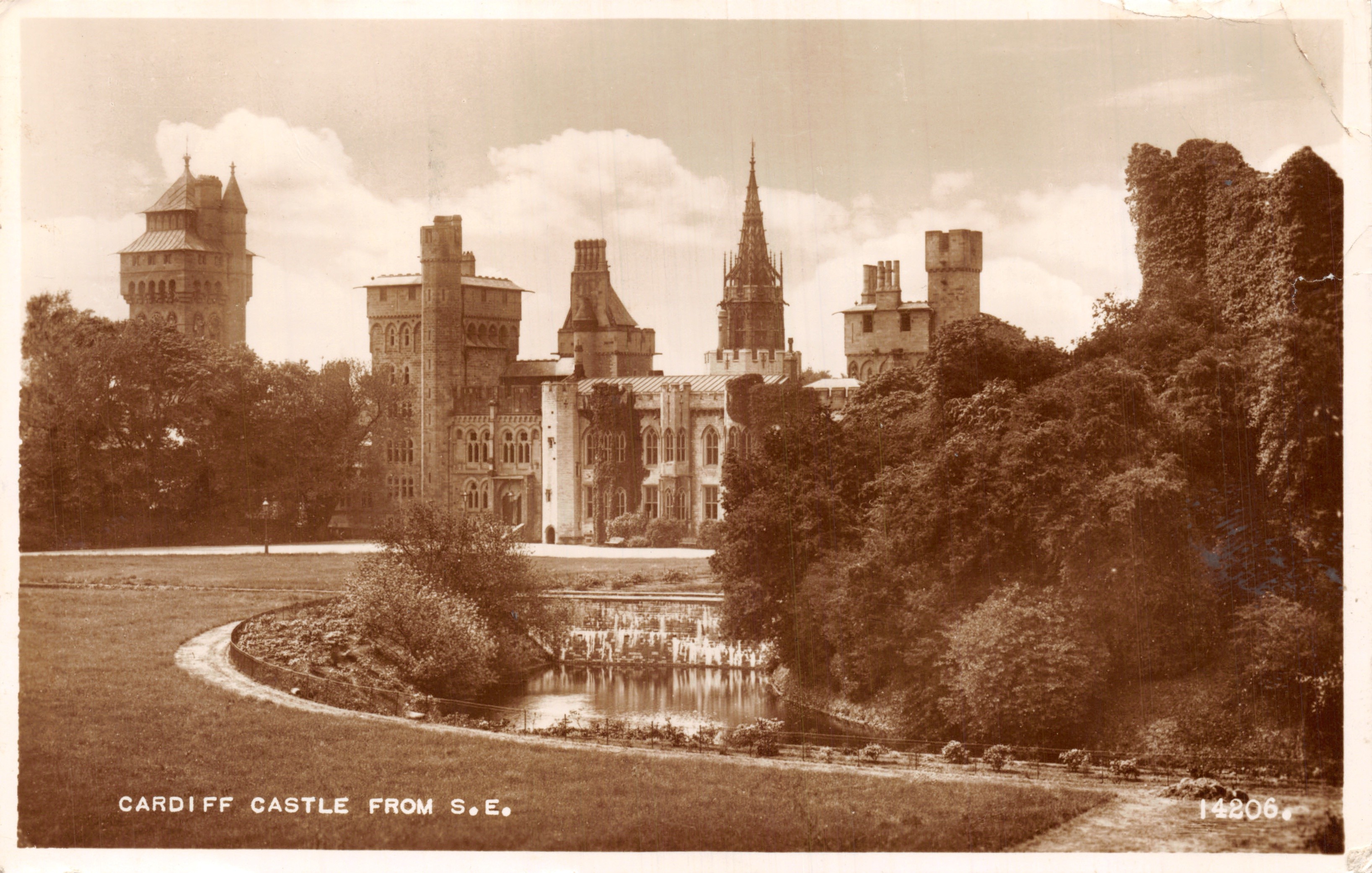 Cardiff Castle da S.E. — vista del castello con stagno e giardini — editore Valentine's Card, n. 14206