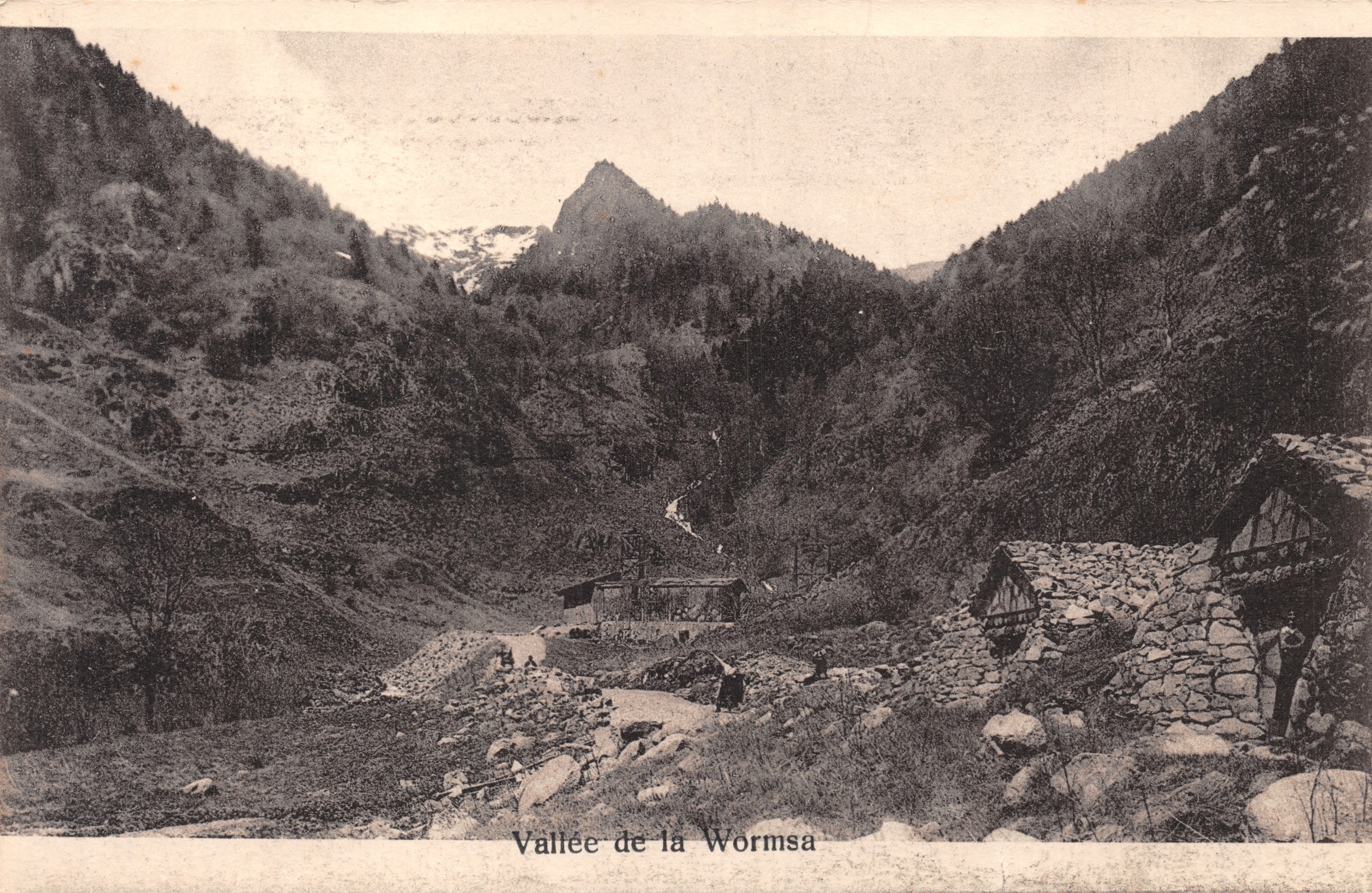 Vallée de la Wormsa — paysage montagneux avec chalets en pierre et sommet enneigé — éditeur H.G. No 11
