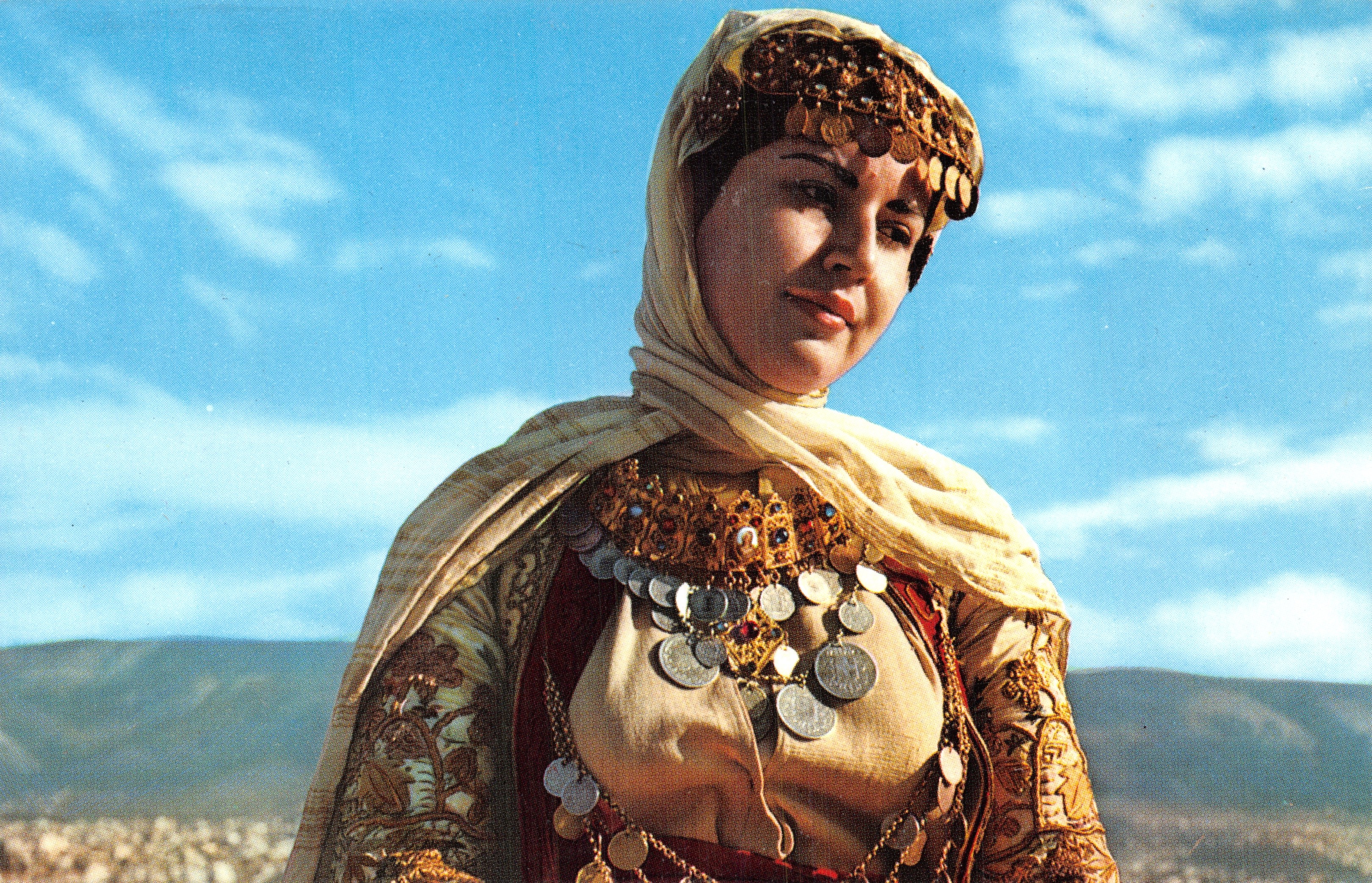 Femme en costume traditionnel grec — Attique, Athènes — éditeur Diacakis & Fils