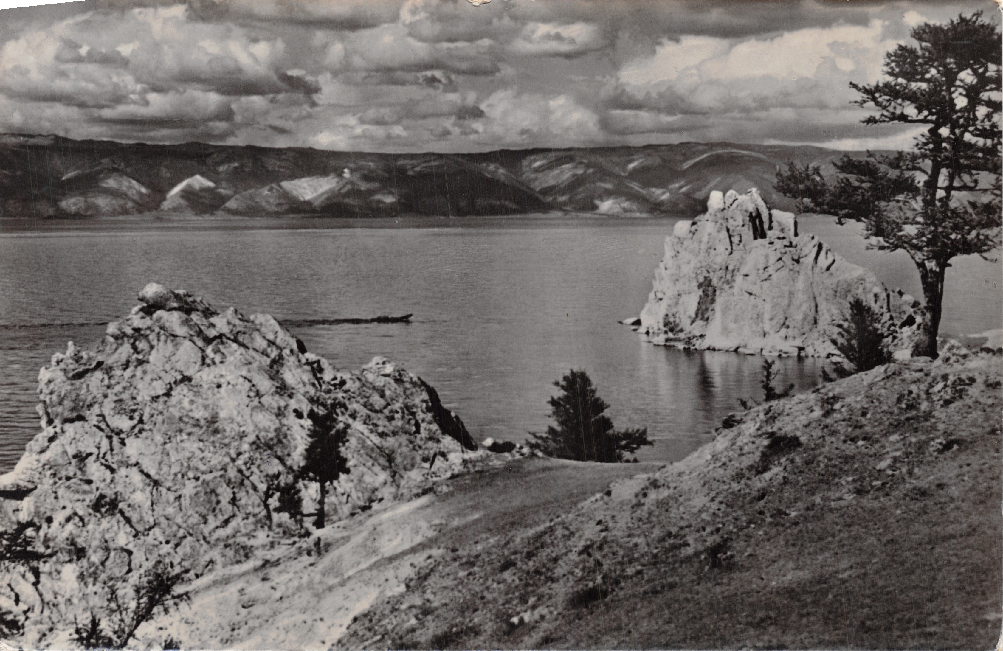 Lac Baïkal — Vue sur le petit lac — Photo L. Borodulina — Éditeur inconnu
