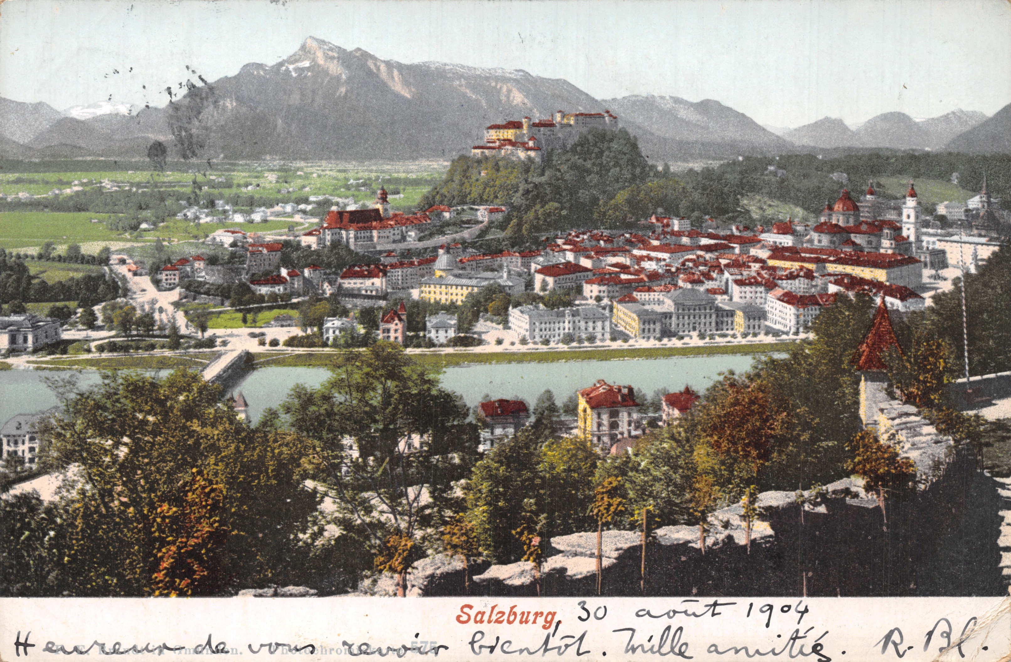 Salzburgo — vista panorámica con el castillo en la colina y el río — editor R. Pf. n.º 175