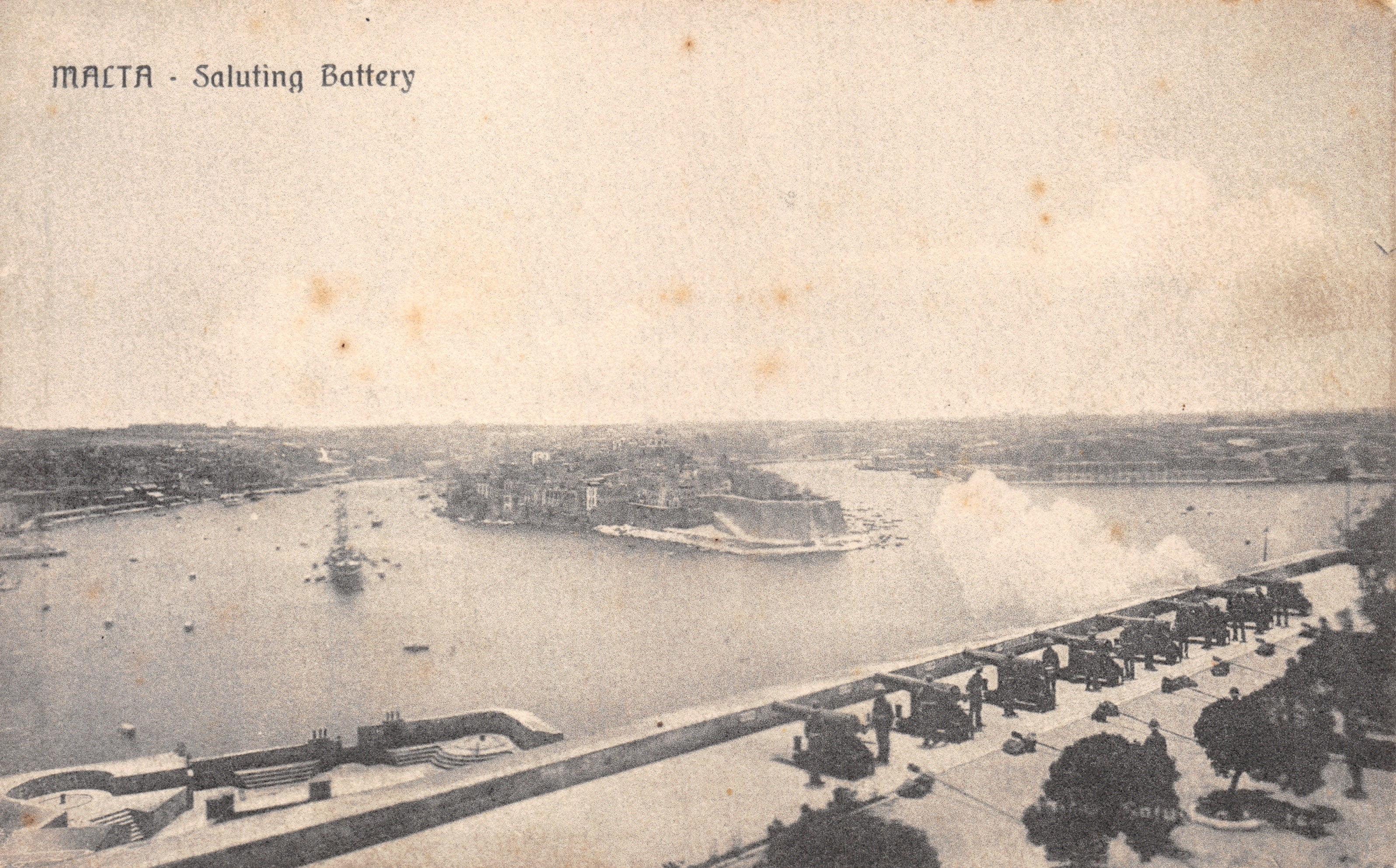 Malta - Saluting Battery — widok baterii z działami w akcji i statkiem na morzu, wydawca nieodczytalny