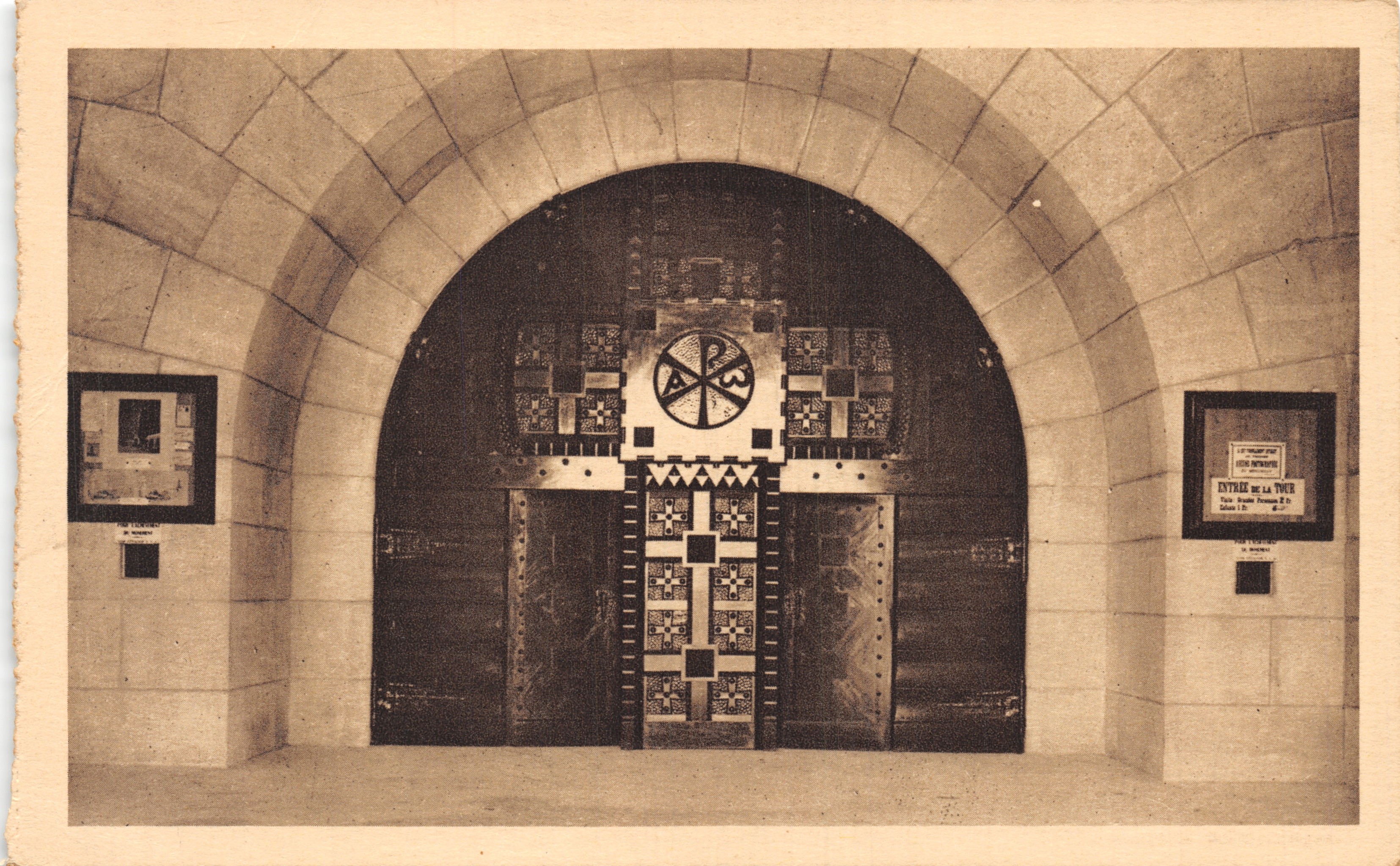Entrée de la Chapelle Catholique — Ossuaire de Douaumont — Imprimé sur la carte : Héliogravure Imprimerie des Réunies de Nancy