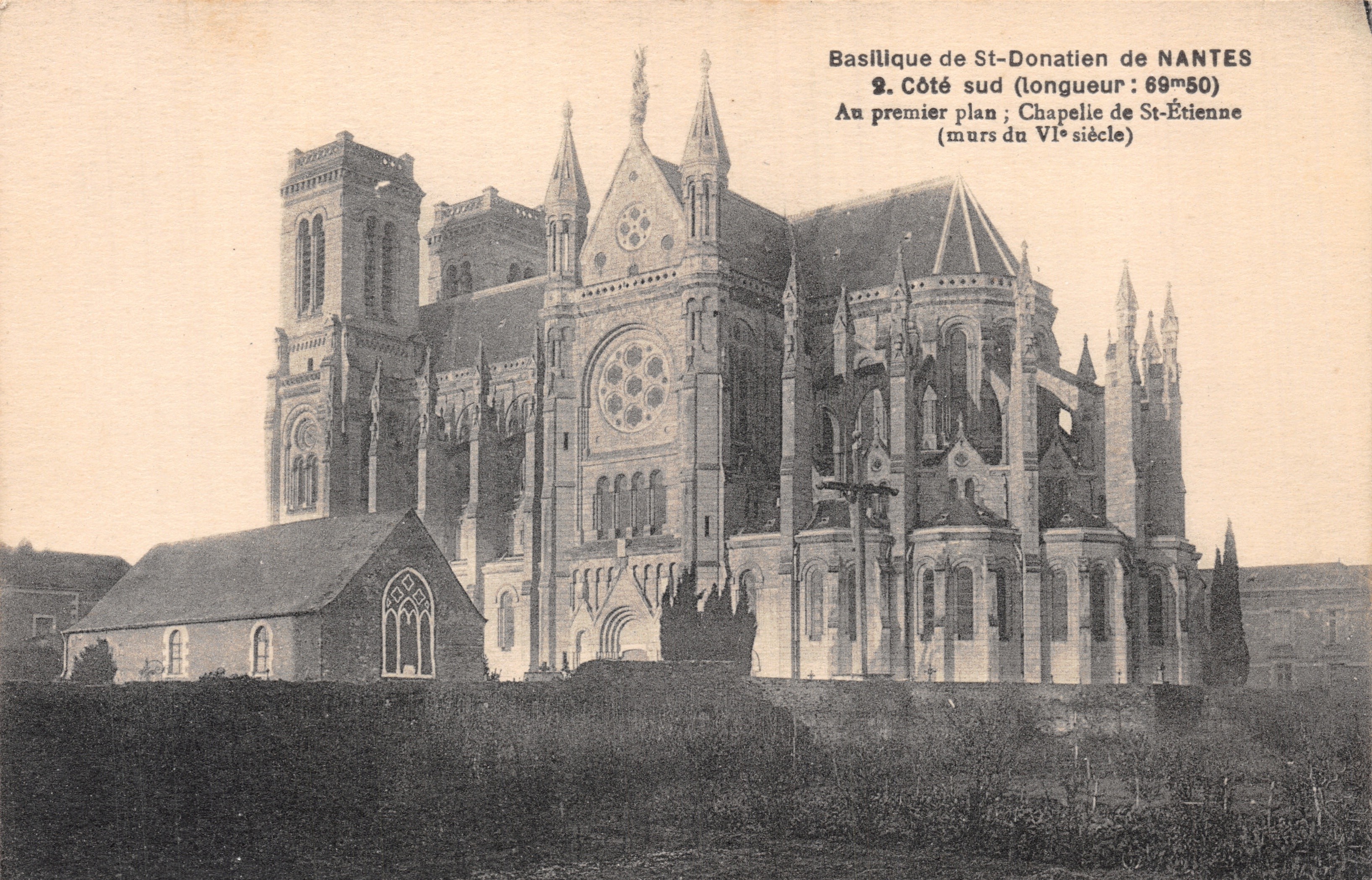 Basilika von St-Donatien in NANTES — Südseite (Länge: 69m50) mit Kapelle von St-Étienne (Wände aus dem 6. Jahrhundert)